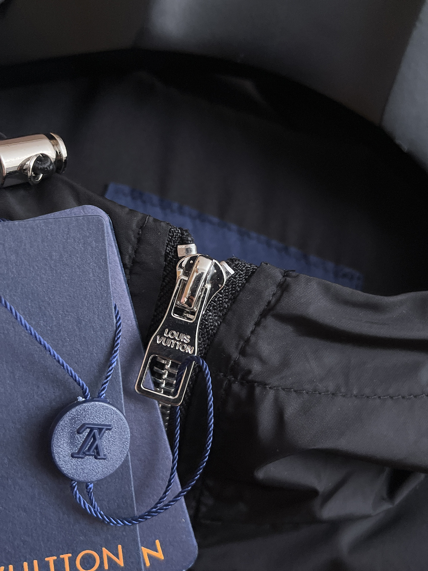 LV 2025 秋冬 新款爆款专柜新款休闲时尚夹克 超前卫设计风格 细腻舒适 穿着非常轻便不易起皱。多重