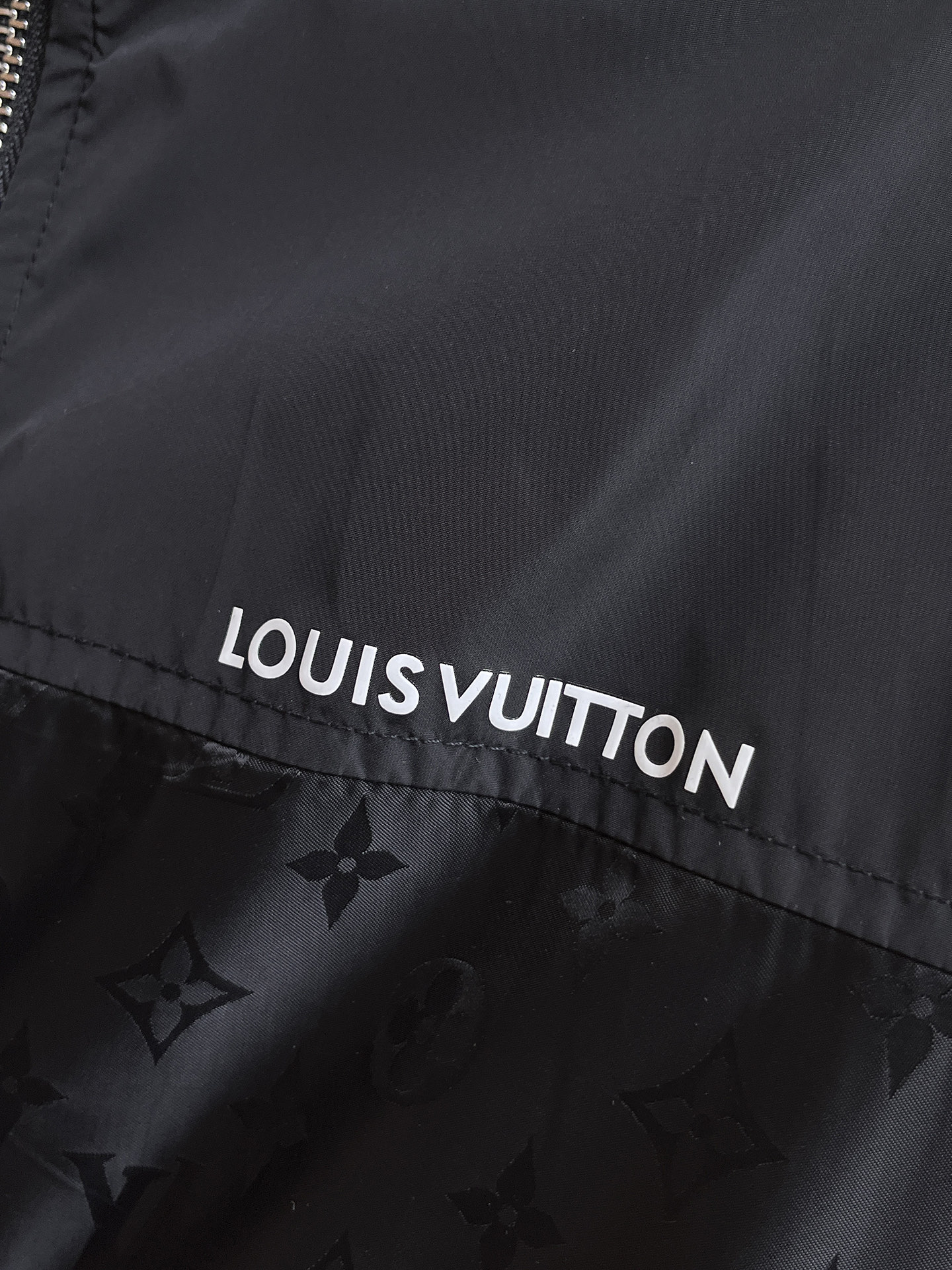 LV 2025 秋冬 新款爆款专柜新款休闲时尚夹克 超前卫设计风格 细腻舒适 穿着非常轻便不易起皱。多重