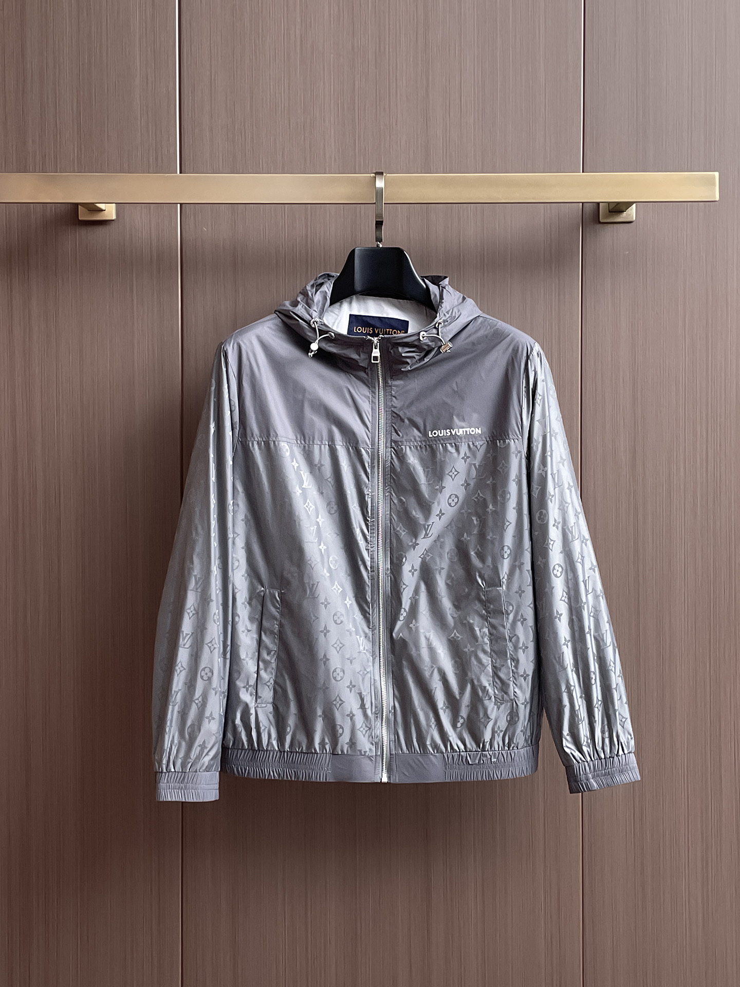 LV 2025 秋冬 新款爆款专柜新款休闲时尚夹克 超前卫设计风格 细腻舒适 穿着非常轻便不易起皱。多重