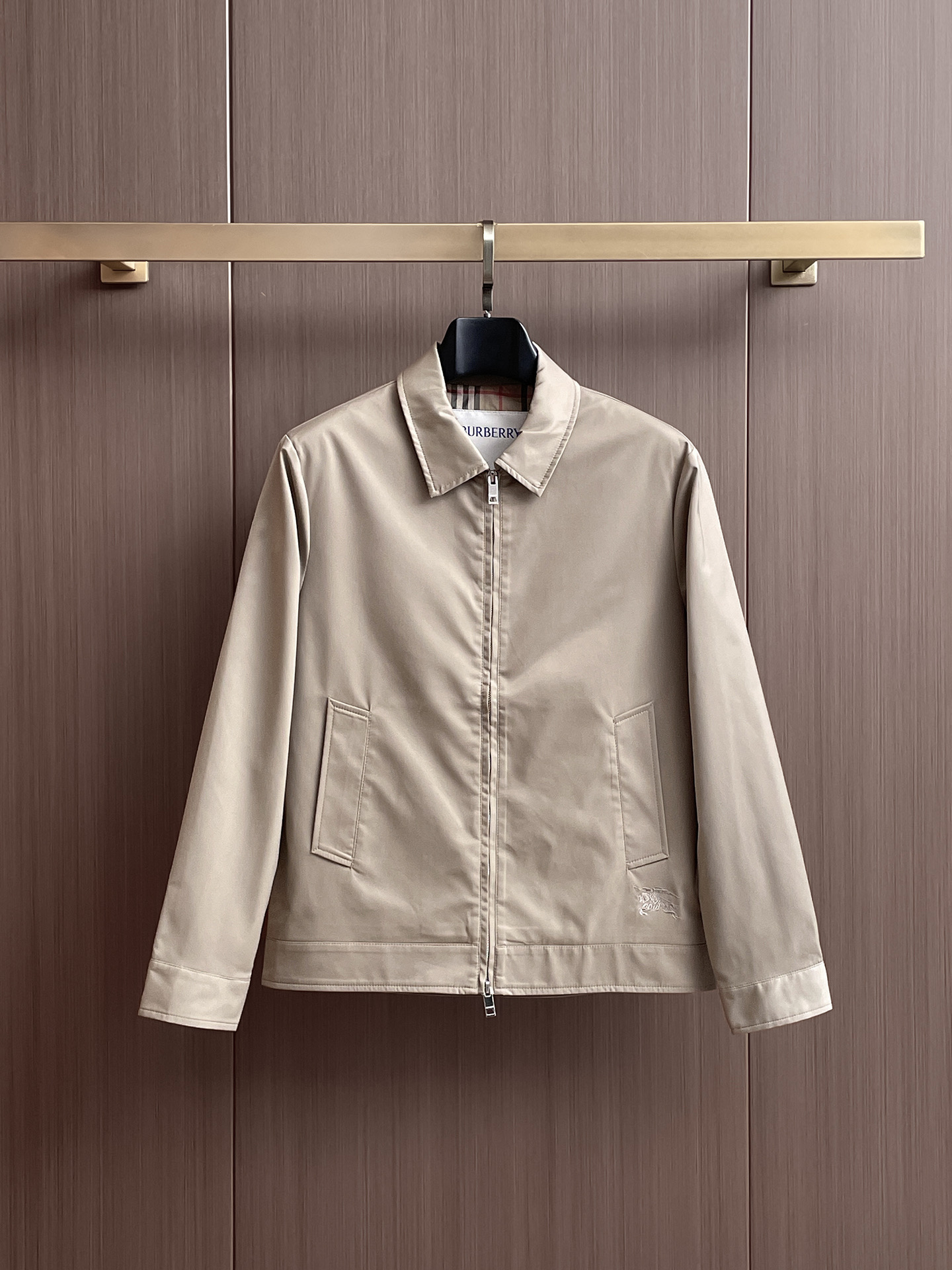 巴宝莉 2025 秋冬 新款爆款专柜新款休闲时尚夹克 超前卫设计风格 细腻舒适 穿着非常轻便不易起皱。多