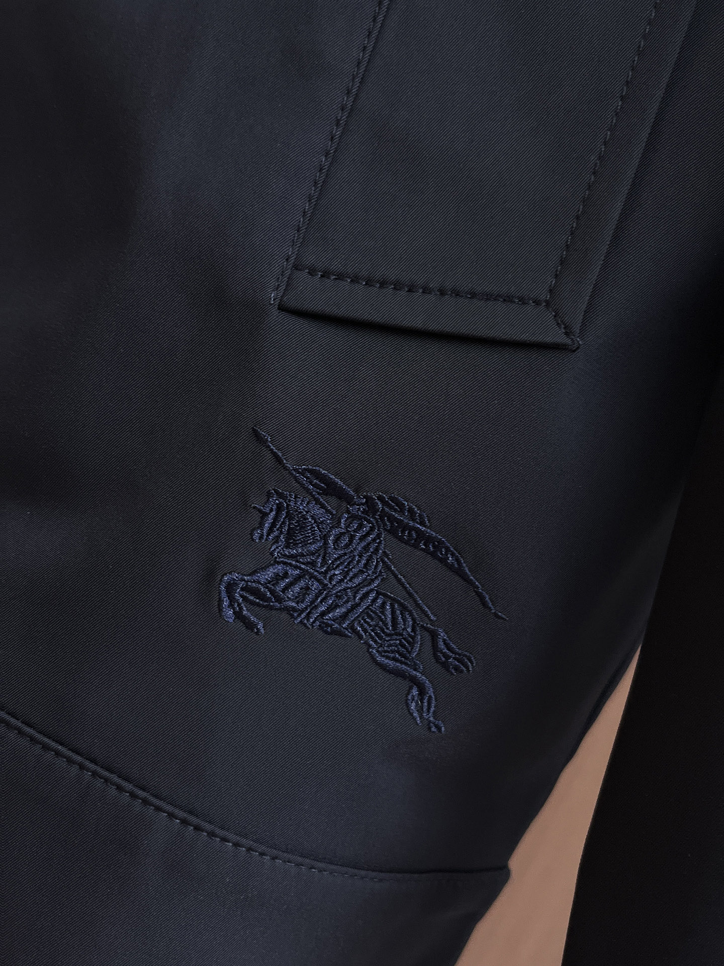 巴宝莉 2025 秋冬 新款爆款专柜新款休闲时尚夹克 超前卫设计风格 细腻舒适 穿着非常轻便不易起皱。多