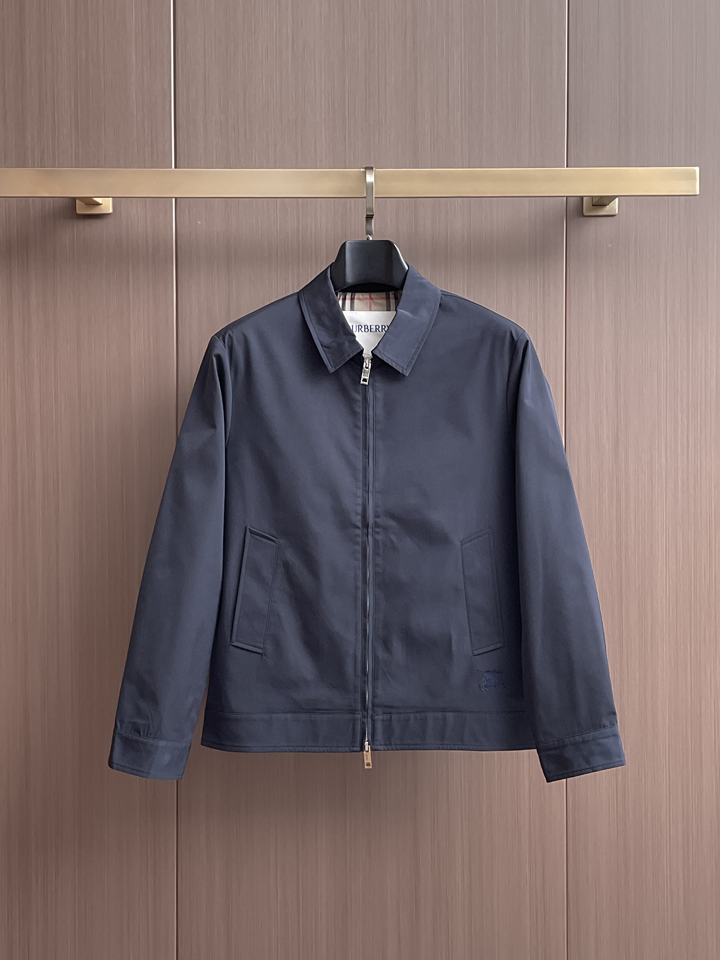 巴宝莉 2025 秋冬 新款爆款专柜新款休闲时尚夹克 超前卫设计风格 细腻舒适 穿着非常轻便不易起皱。多