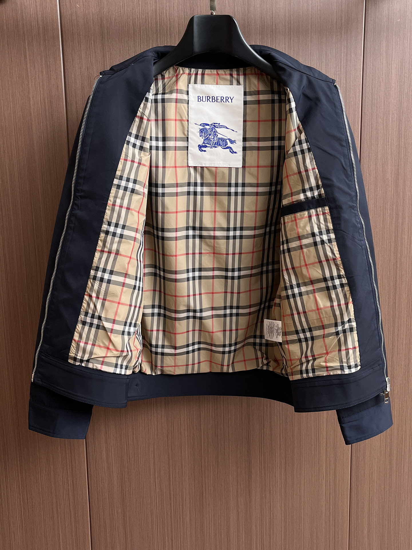 巴宝莉 2025 秋冬 新款爆款专柜新款休闲时尚夹克 超前卫设计风格 细腻舒适 穿着非常轻便不易起皱。多