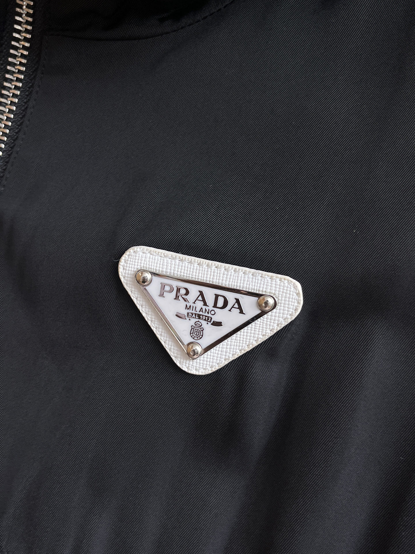 普拉达 2025 秋冬 新款爆款专柜新款休闲时尚夹克 超前卫设计风格 细腻舒适 穿着非常轻便不易起皱。多