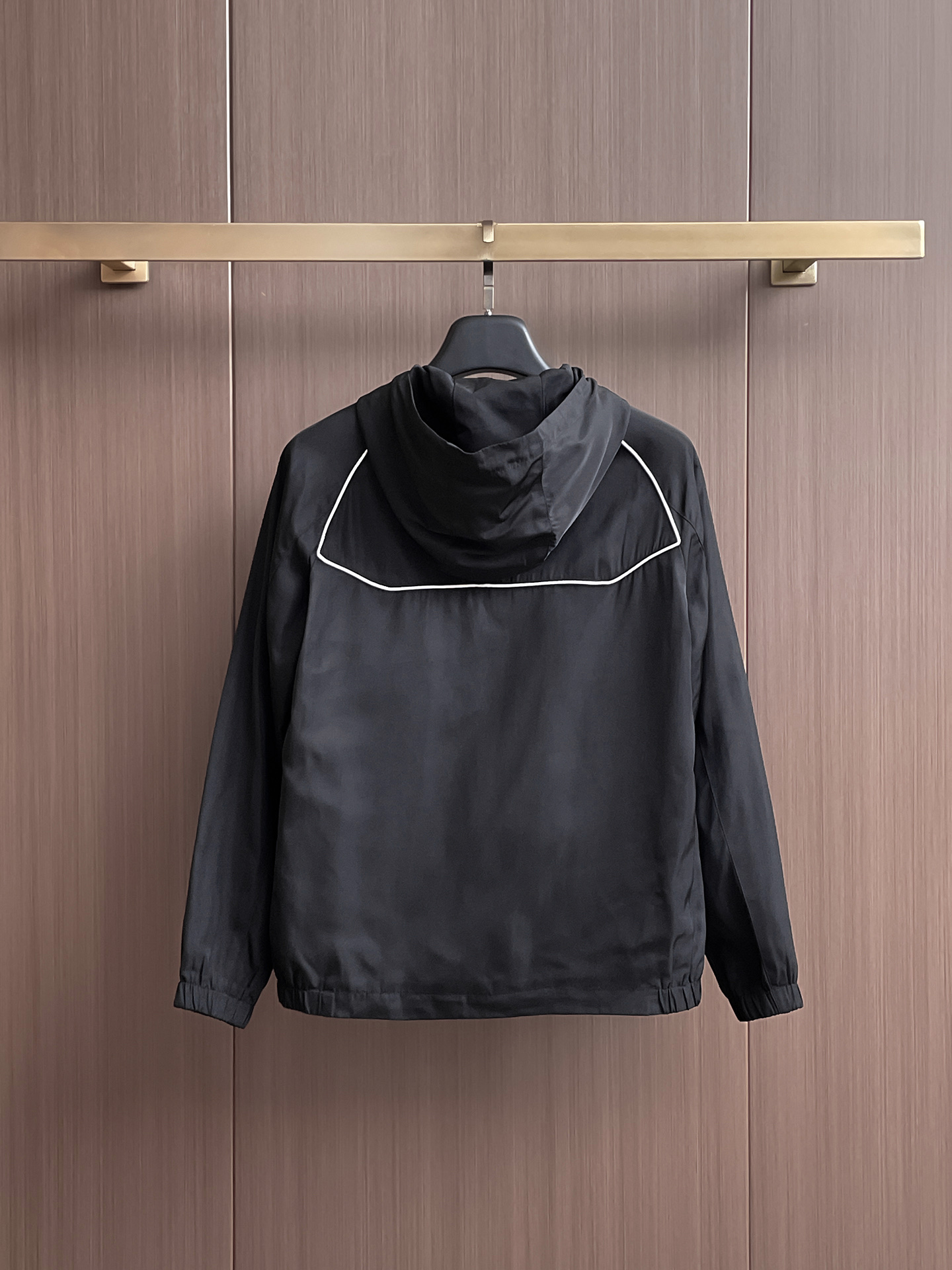 普拉达 2025 秋冬 新款爆款专柜新款休闲时尚夹克 超前卫设计风格 细腻舒适 穿着非常轻便不易起皱。多