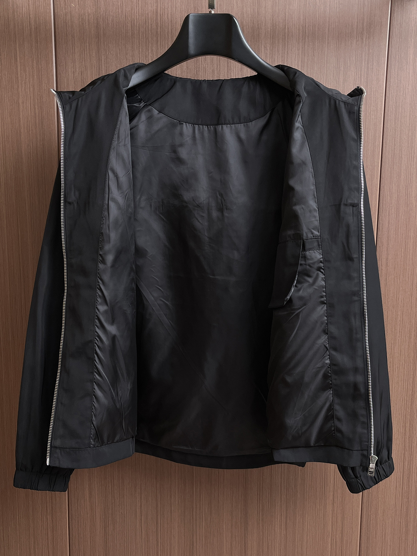 普拉达 2025 秋冬 新款爆款专柜新款休闲时尚夹克 超前卫设计风格 细腻舒适 穿着非常轻便不易起皱。多