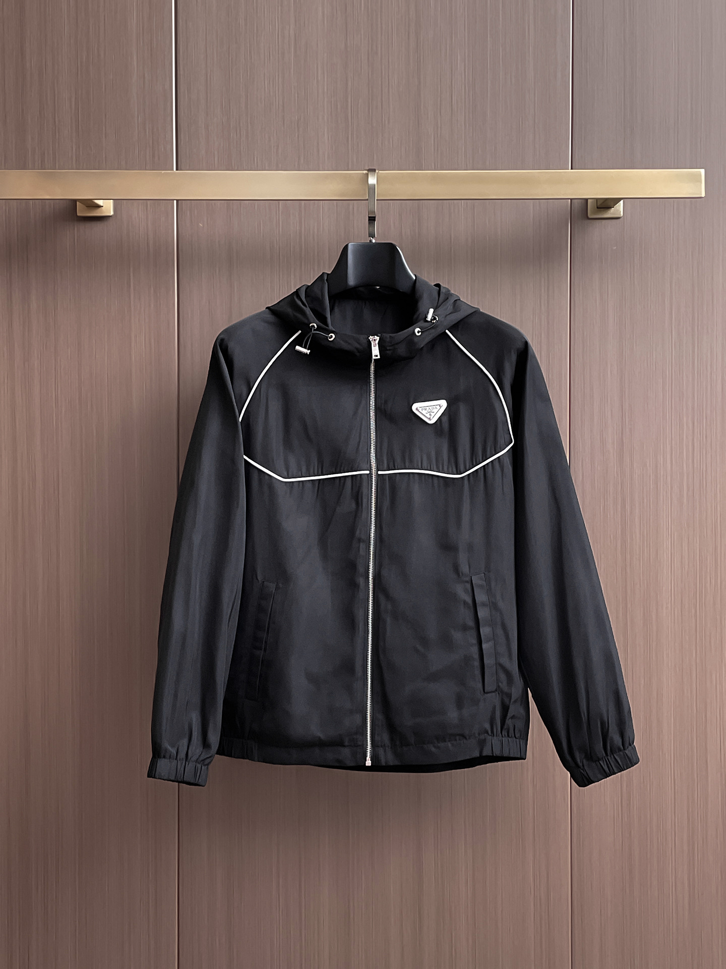普拉达 2025 秋冬 新款爆款专柜新款休闲时尚夹克 超前卫设计风格 细腻舒适 穿着非常轻便不易起皱。多