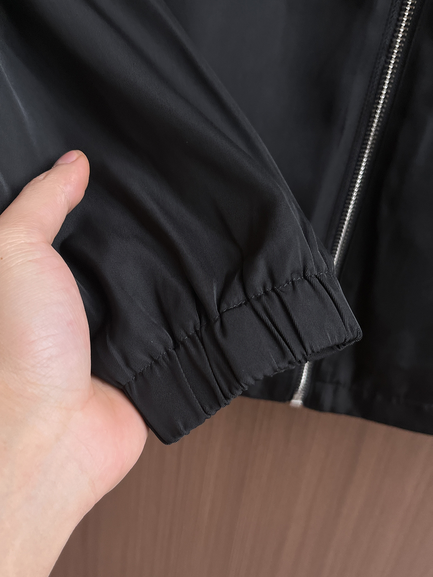 普拉达 2025 秋冬 新款爆款专柜新款休闲时尚夹克 超前卫设计风格 细腻舒适 穿着非常轻便不易起皱。多