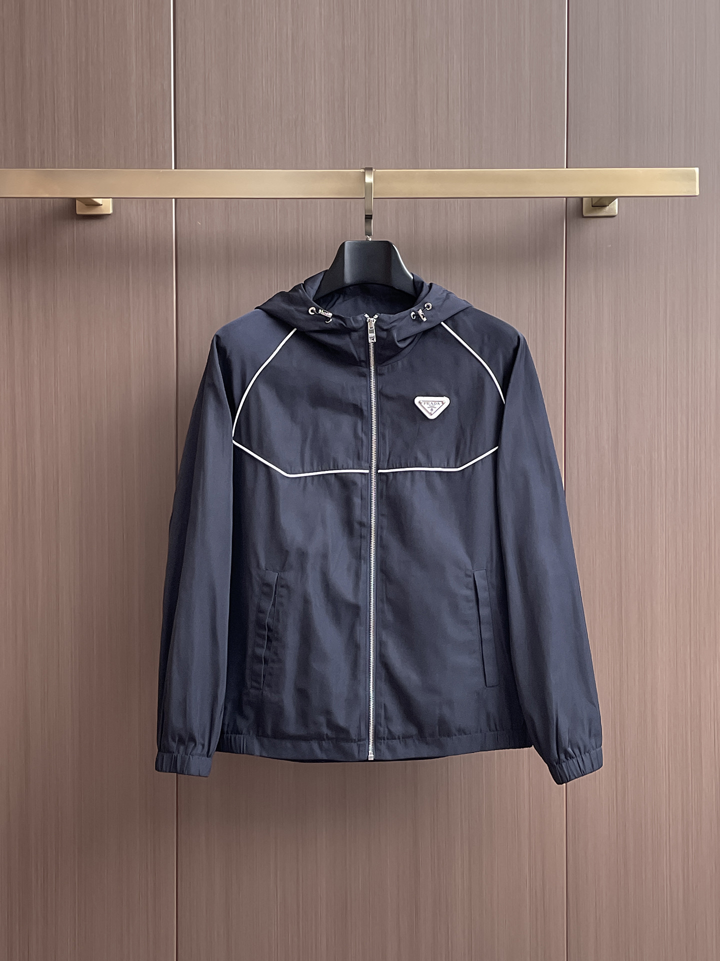 普拉达 2025 秋冬 新款爆款专柜新款休闲时尚夹克 超前卫设计风格 细腻舒适 穿着非常轻便不易起皱。多