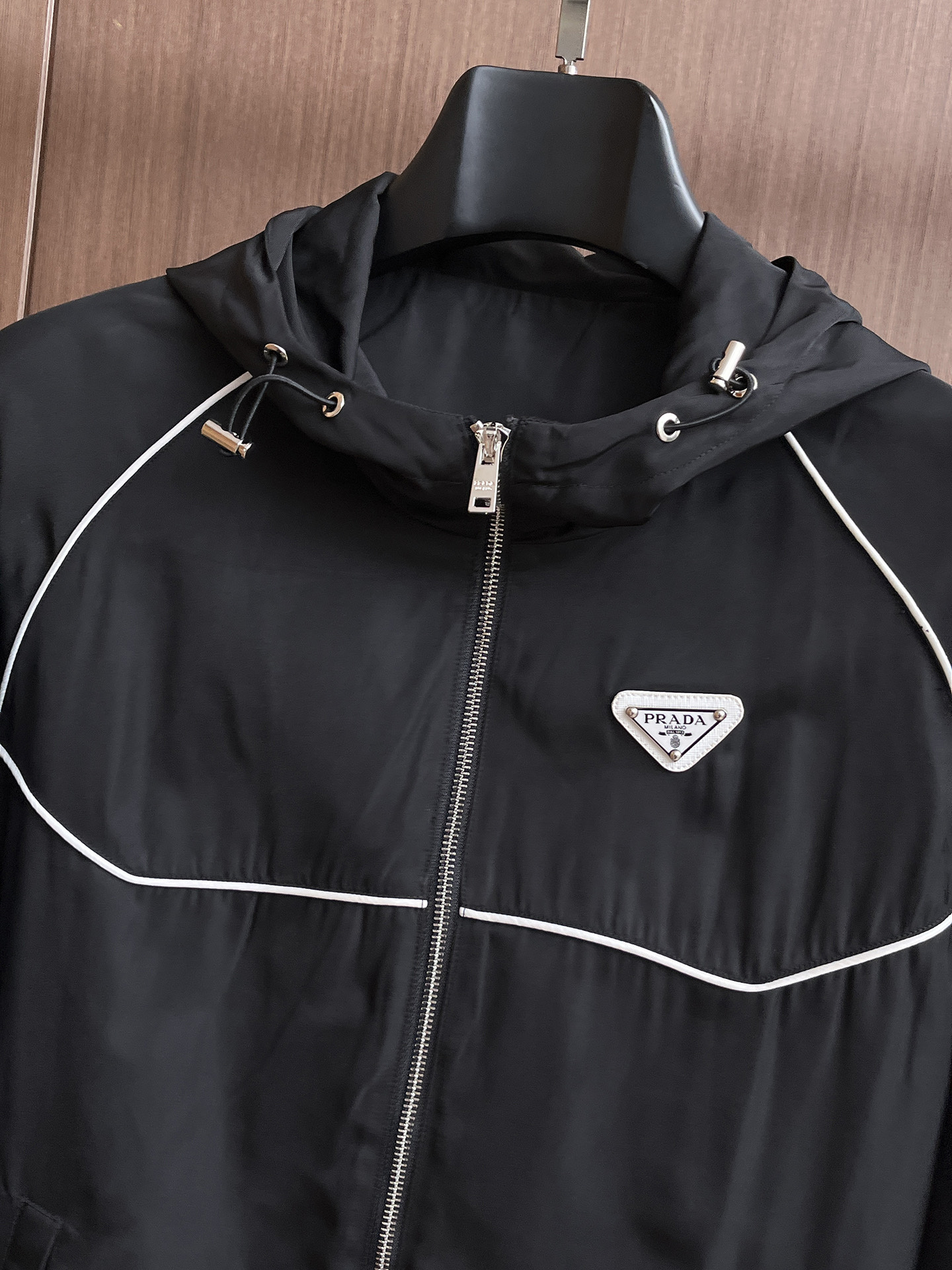 普拉达 2025 秋冬 新款爆款专柜新款休闲时尚夹克 超前卫设计风格 细腻舒适 穿着非常轻便不易起皱。多