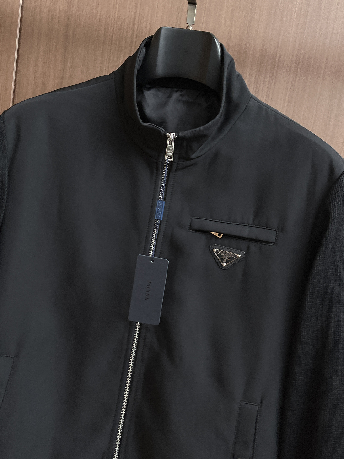 普拉达 2025 秋冬 新款爆款专柜新款休闲时尚夹克 超前卫设计风格 细腻舒适 穿着非常轻便不易起皱。多