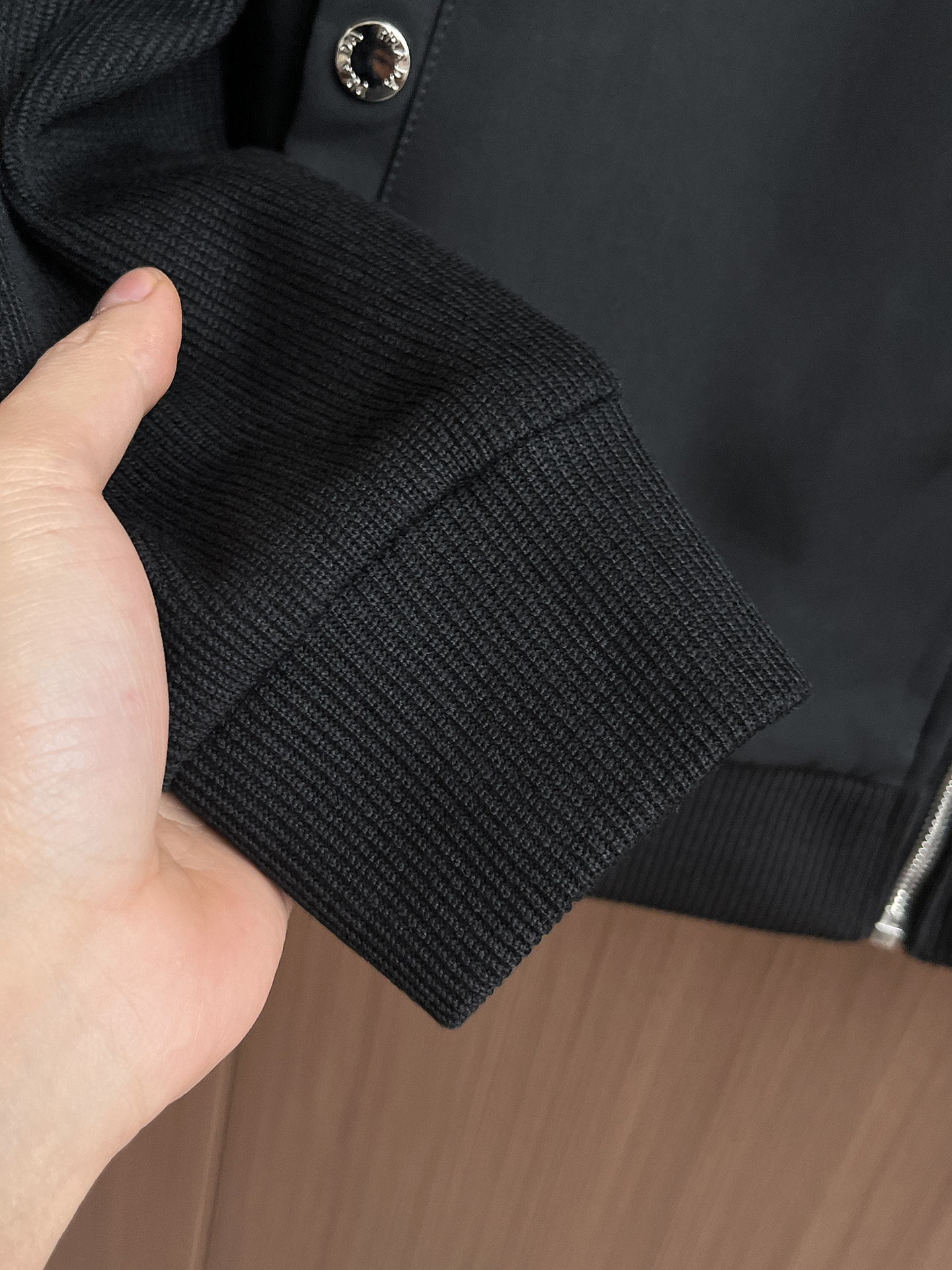 普拉达 2025 秋冬 新款爆款专柜新款休闲时尚夹克 超前卫设计风格 细腻舒适 穿着非常轻便不易起皱。多