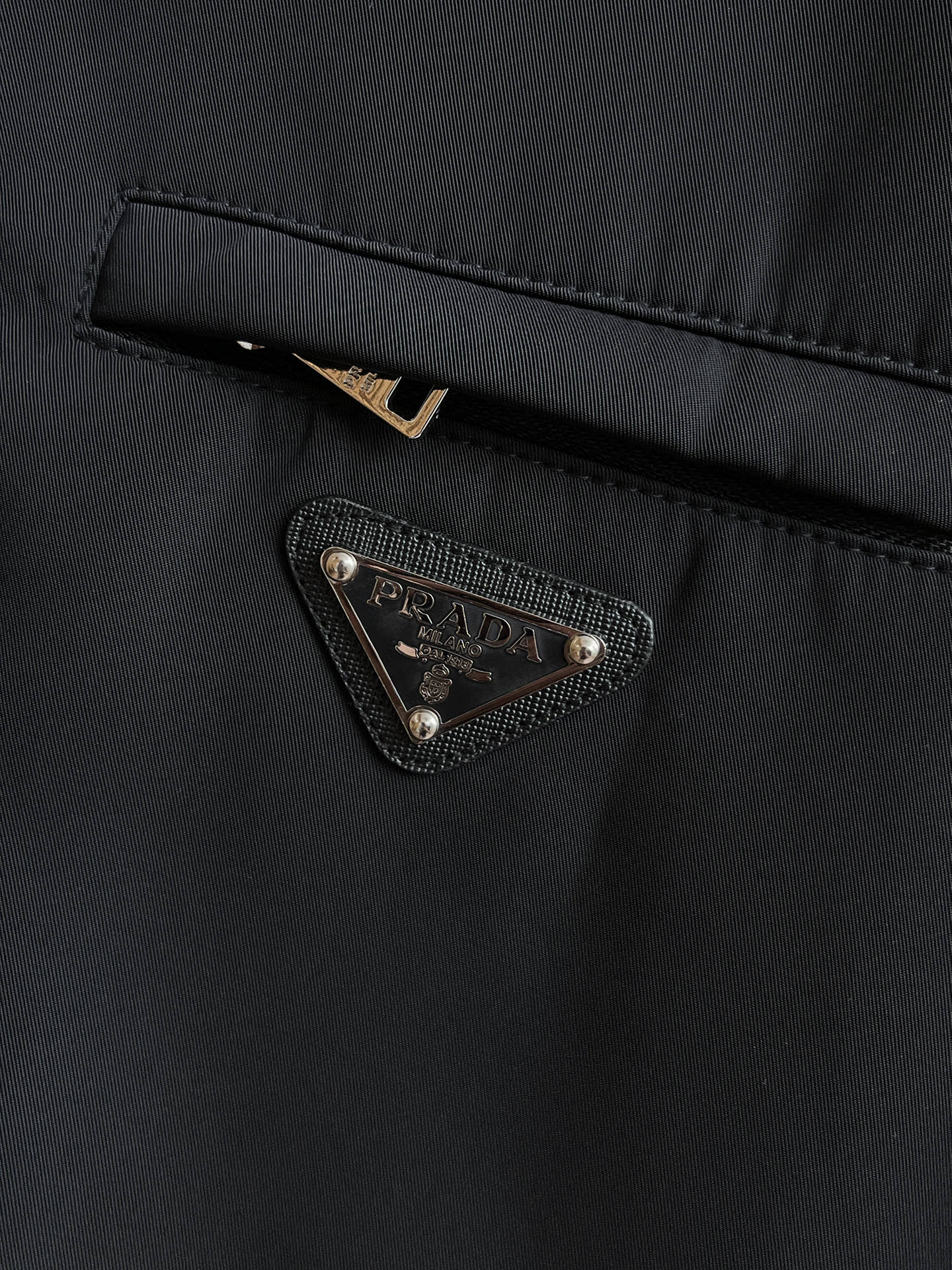 普拉达 2025 秋冬 新款爆款专柜新款休闲时尚夹克 超前卫设计风格 细腻舒适 穿着非常轻便不易起皱。多