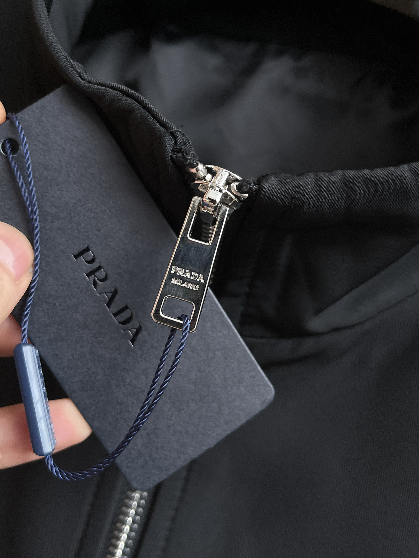 普拉达 2025 秋冬 新款爆款专柜新款休闲时尚夹克 超前卫设计风格 细腻舒适 穿着非常轻便不易起皱。多