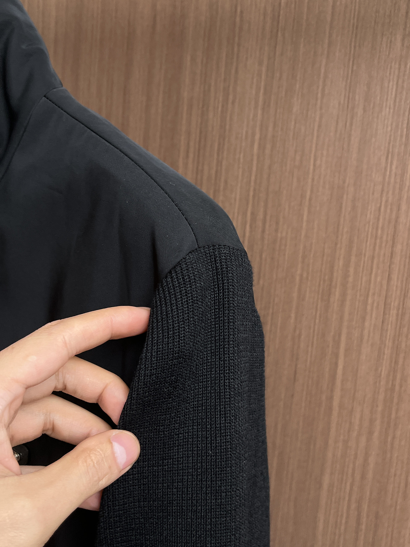 普拉达 2025 秋冬 新款爆款专柜新款休闲时尚夹克 超前卫设计风格 细腻舒适 穿着非常轻便不易起皱。多