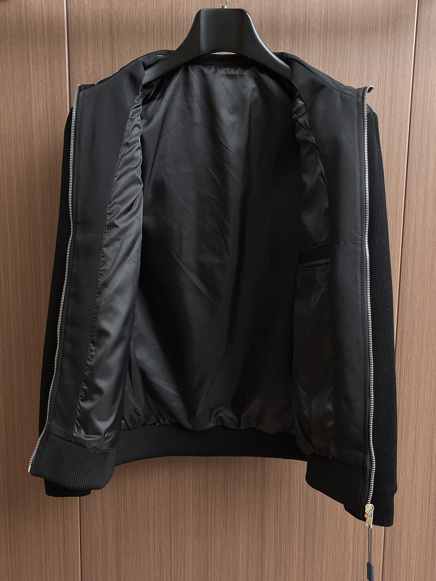 普拉达 2025 秋冬 新款爆款专柜新款休闲时尚夹克 超前卫设计风格 细腻舒适 穿着非常轻便不易起皱。多