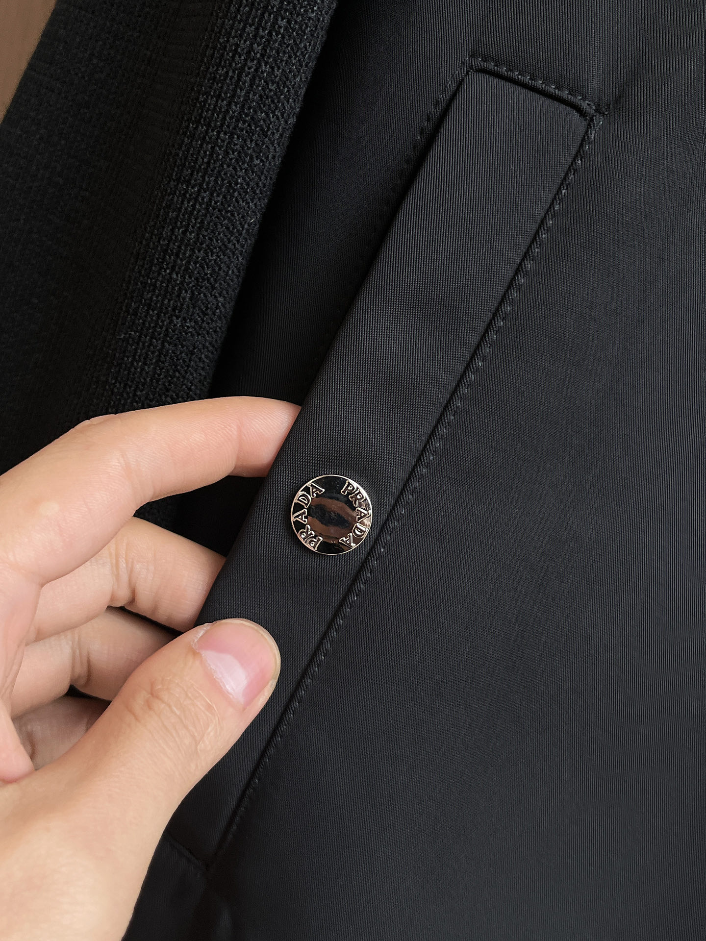 普拉达 2025 秋冬 新款爆款专柜新款休闲时尚夹克 超前卫设计风格 细腻舒适 穿着非常轻便不易起皱。多