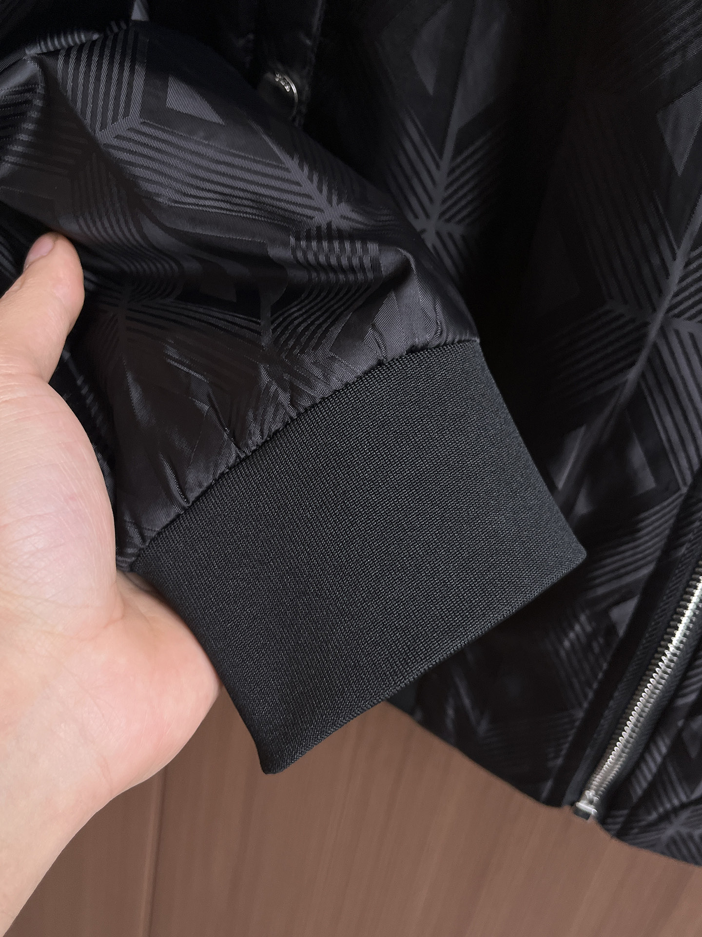 迪奥 棉衣 2025 秋冬 新款爆款专柜新款休闲时尚夹克 超前卫设计风格 细腻舒适 穿着非常轻便不易起皱