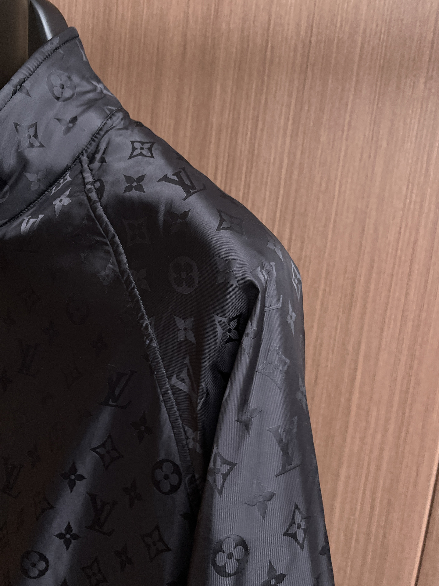 Lv 棉衣 2025 秋冬 新款爆款专柜新款休闲时尚夹克 超前卫设计风格 细腻舒适 穿着非常轻便不易起皱