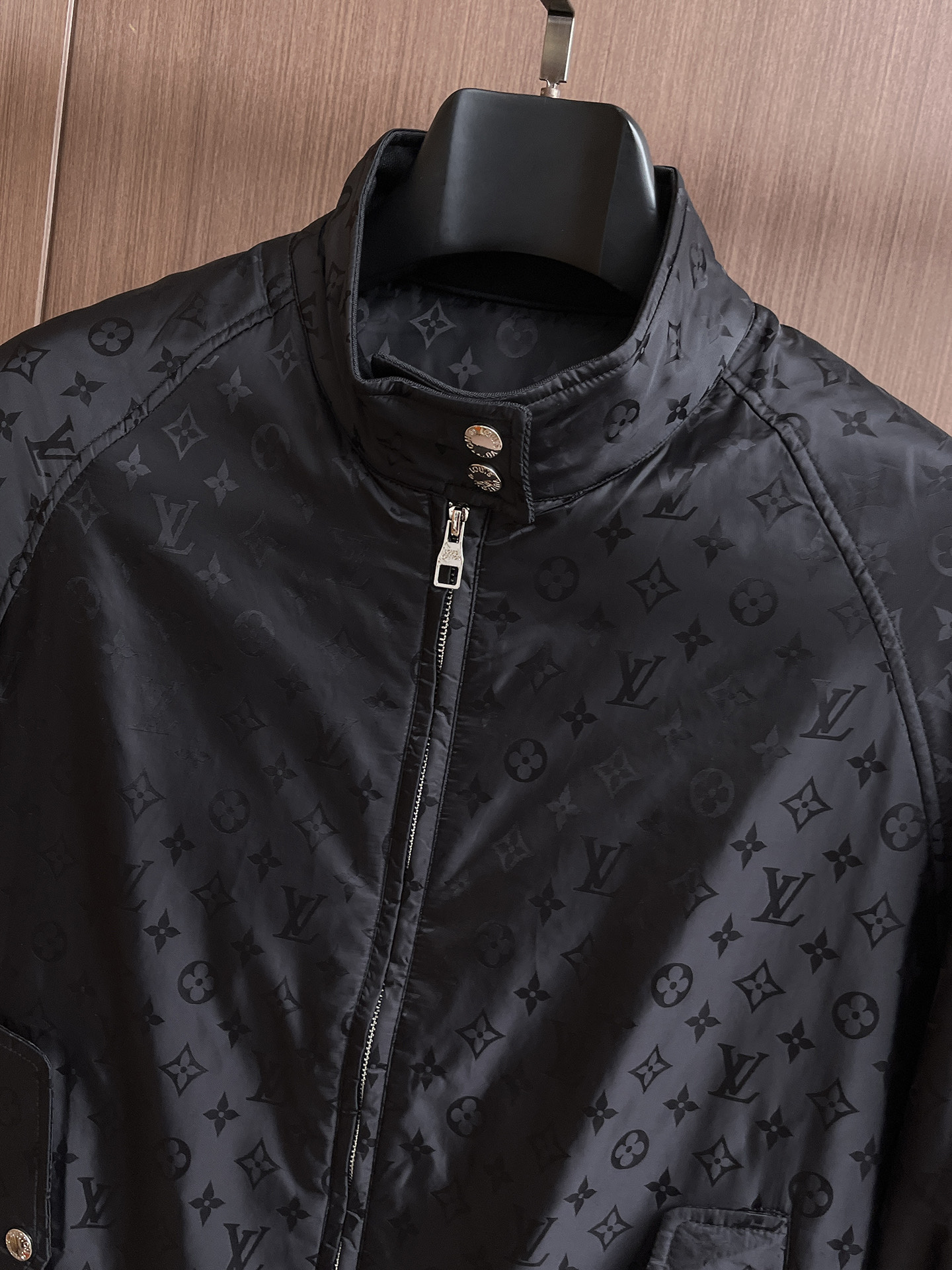 Lv 棉衣 2025 秋冬 新款爆款专柜新款休闲时尚夹克 超前卫设计风格 细腻舒适 穿着非常轻便不易起皱