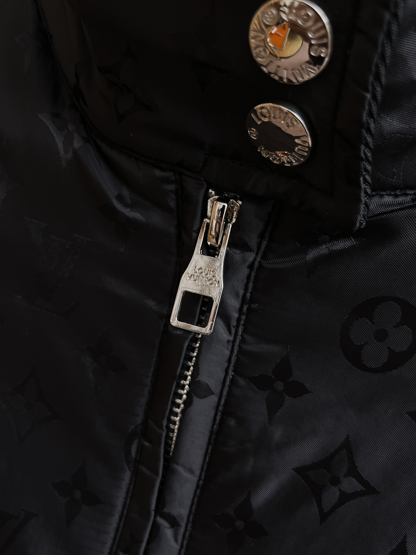 Lv 棉衣 2025 秋冬 新款爆款专柜新款休闲时尚夹克 超前卫设计风格 细腻舒适 穿着非常轻便不易起皱