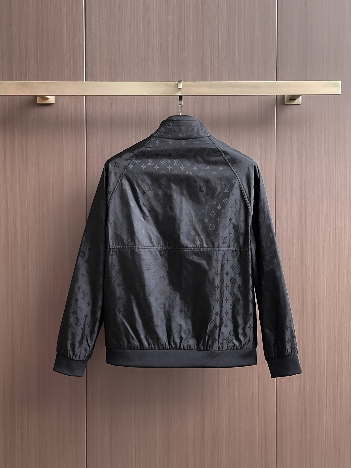 Lv 棉衣 2025 秋冬 新款爆款专柜新款休闲时尚夹克 超前卫设计风格 细腻舒适 穿着非常轻便不易起皱