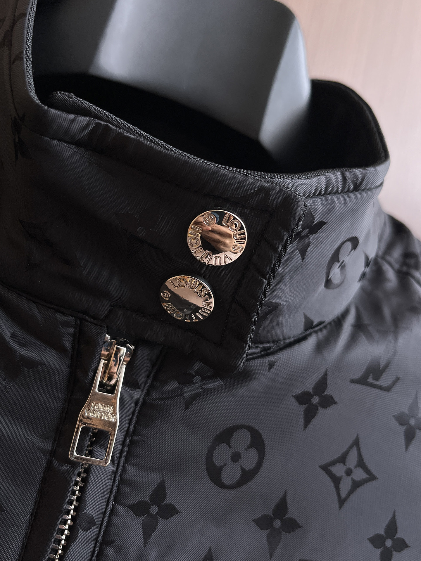 Lv 棉衣 2025 秋冬 新款爆款专柜新款休闲时尚夹克 超前卫设计风格 细腻舒适 穿着非常轻便不易起皱