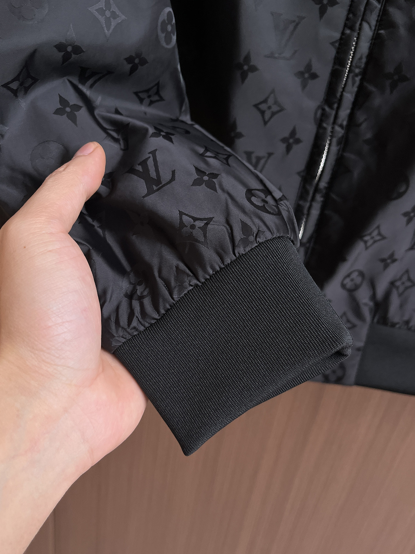 Lv 棉衣 2025 秋冬 新款爆款专柜新款休闲时尚夹克 超前卫设计风格 细腻舒适 穿着非常轻便不易起皱