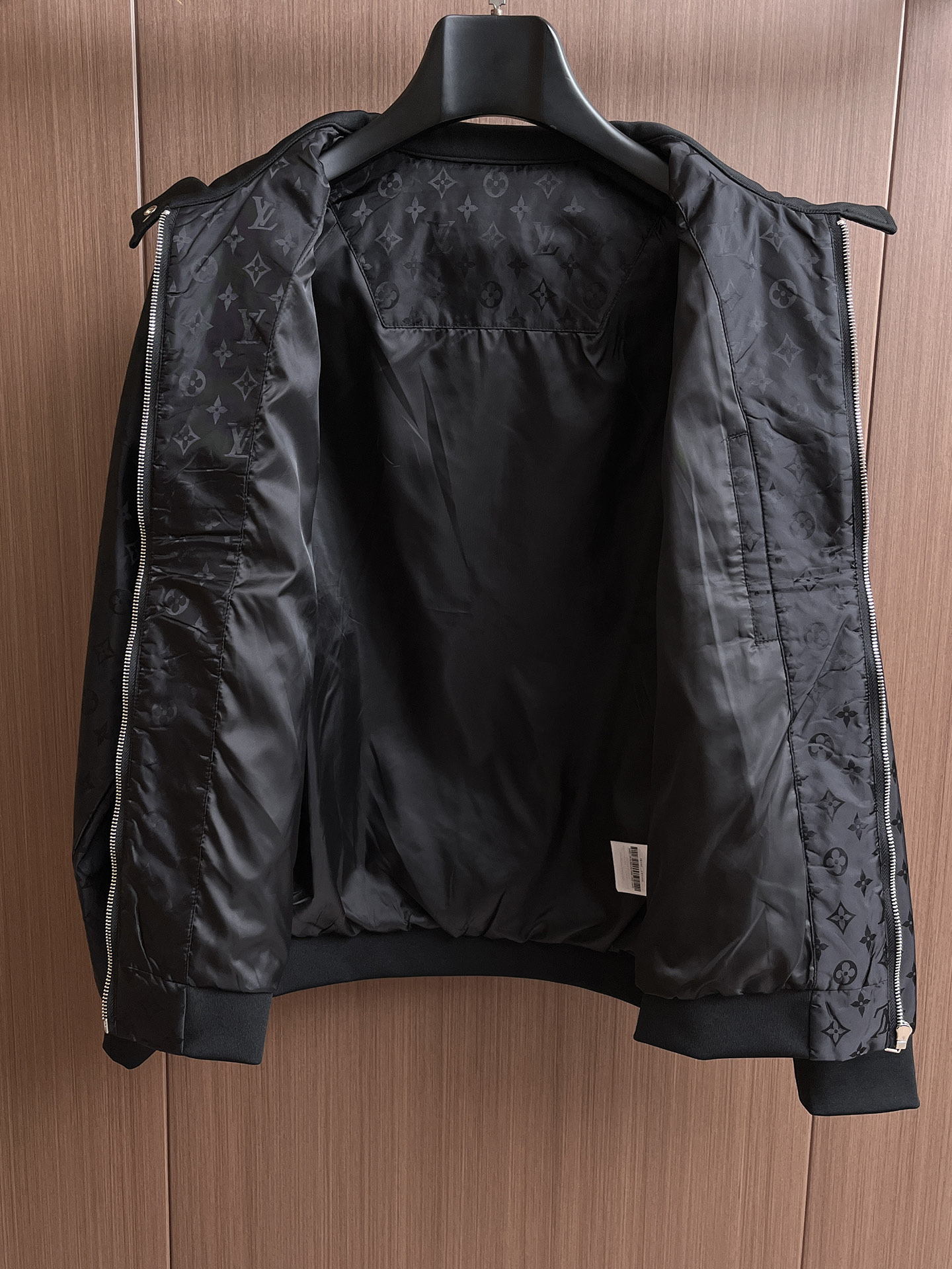 Lv 棉衣 2025 秋冬 新款爆款专柜新款休闲时尚夹克 超前卫设计风格 细腻舒适 穿着非常轻便不易起皱