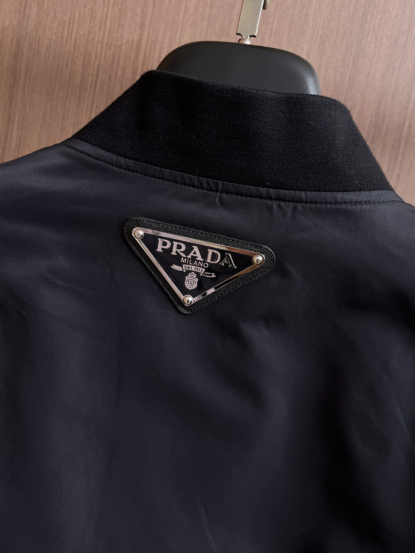 普拉达 2025 秋冬 新款爆款专柜新款休闲时尚夹克 超前卫设计风格 细腻舒适 穿着非常轻便不易起皱。多