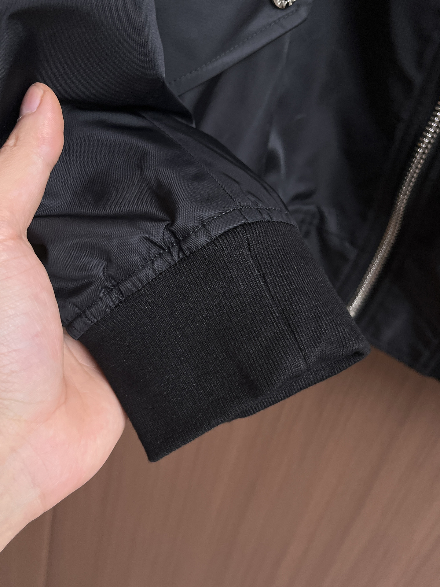 普拉达 2025 秋冬 新款爆款专柜新款休闲时尚夹克 超前卫设计风格 细腻舒适 穿着非常轻便不易起皱。多