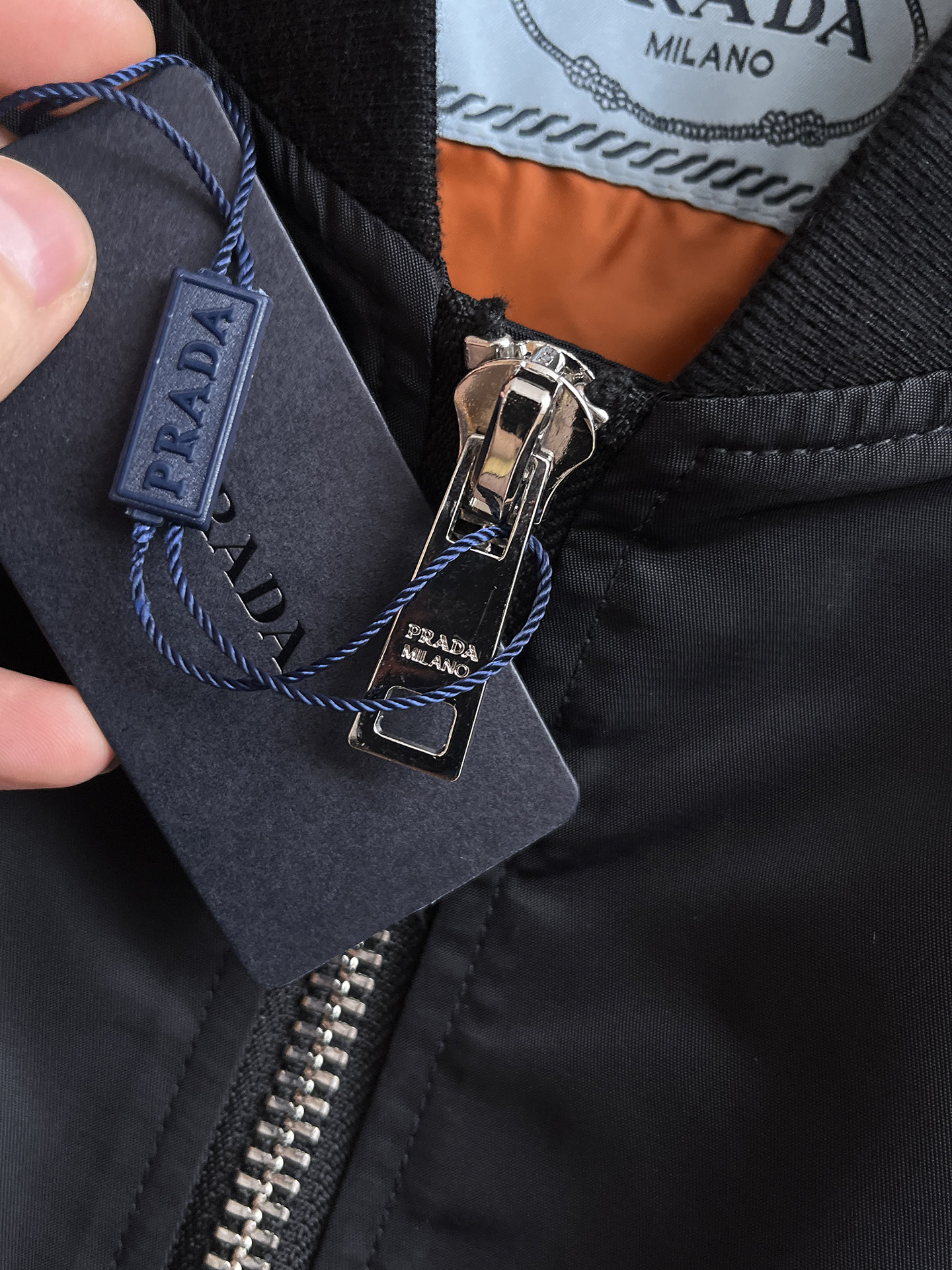 普拉达 2025 秋冬 新款爆款专柜新款休闲时尚夹克 超前卫设计风格 细腻舒适 穿着非常轻便不易起皱。多