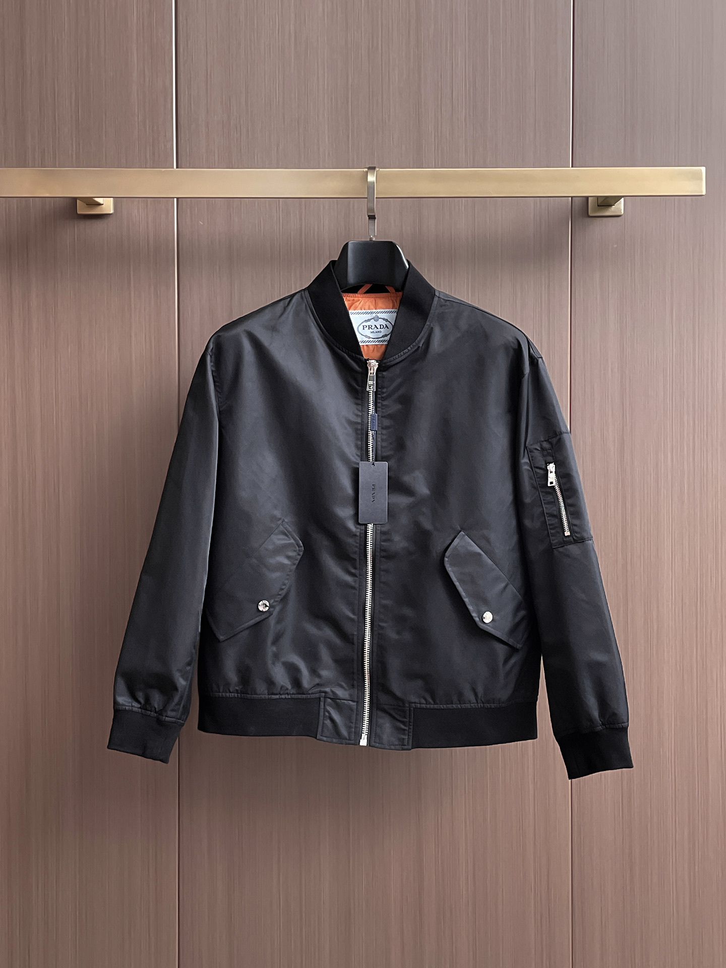 普拉达 2025 秋冬 新款爆款专柜新款休闲时尚夹克 超前卫设计风格 细腻舒适 穿着非常轻便不易起皱。多