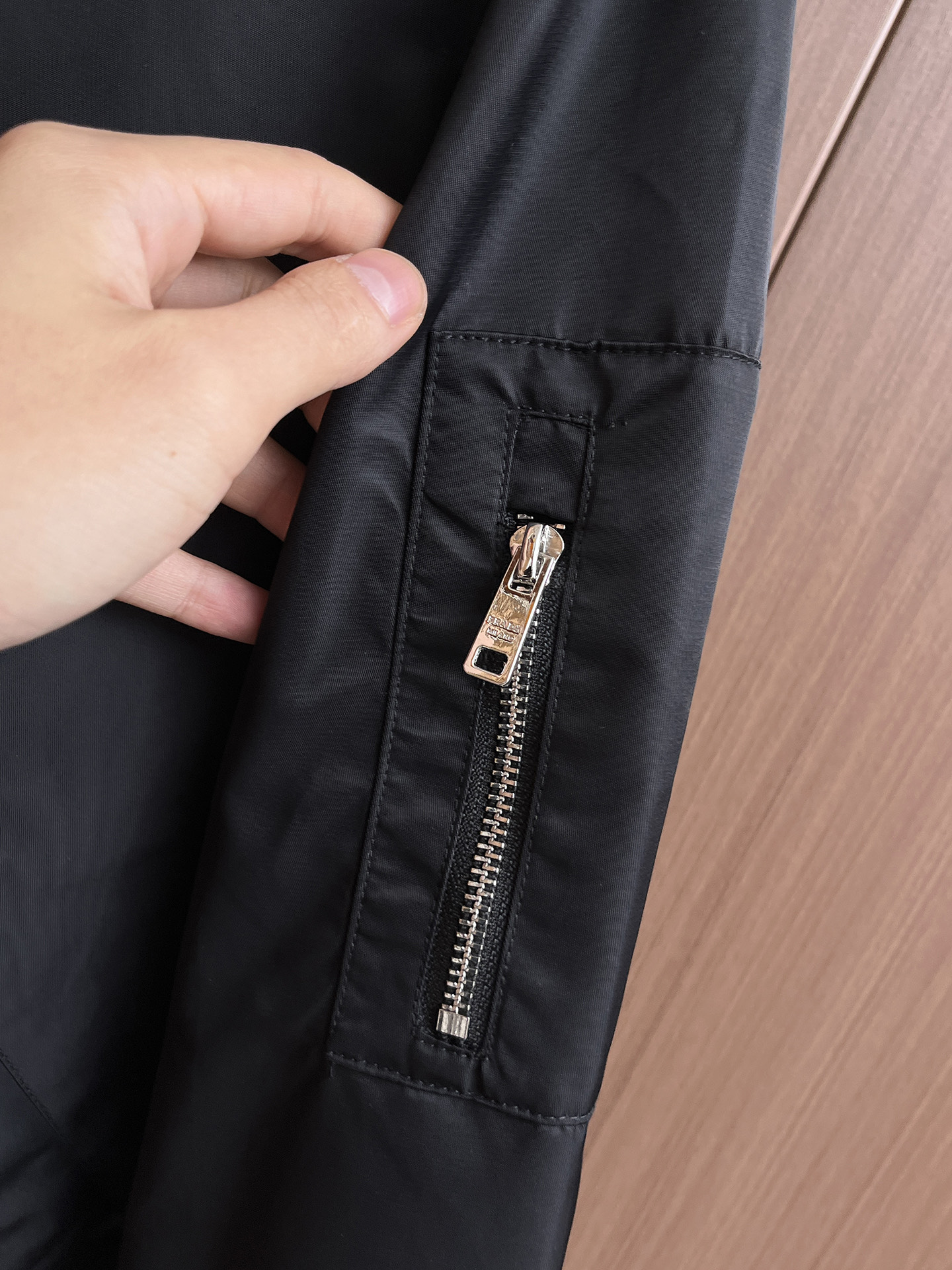 普拉达 2025 秋冬 新款爆款专柜新款休闲时尚夹克 超前卫设计风格 细腻舒适 穿着非常轻便不易起皱。多