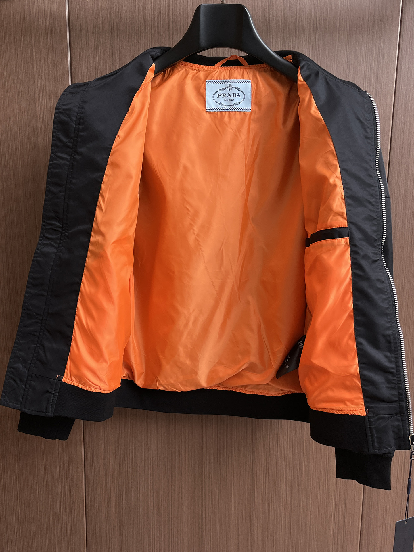 普拉达 2025 秋冬 新款爆款专柜新款休闲时尚夹克 超前卫设计风格 细腻舒适 穿着非常轻便不易起皱。多