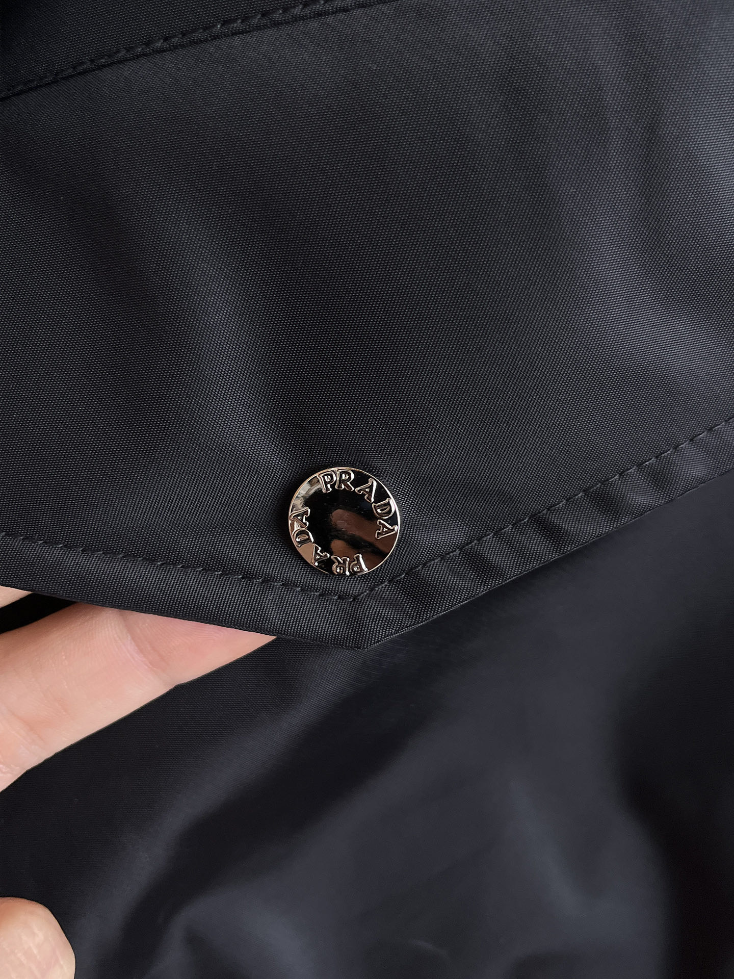 普拉达 2025 秋冬 新款爆款专柜新款休闲时尚夹克 超前卫设计风格 细腻舒适 穿着非常轻便不易起皱。多