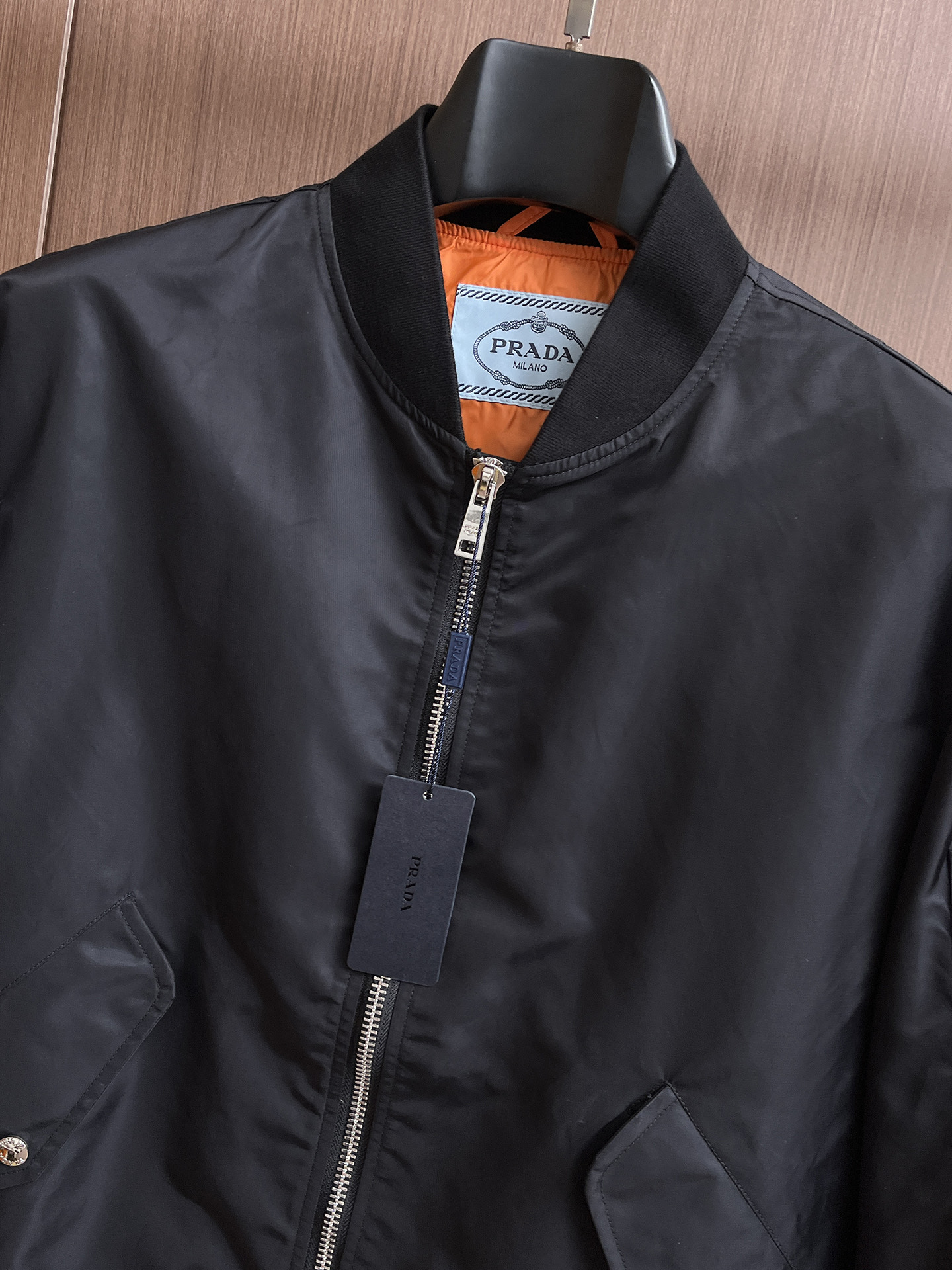 普拉达 2025 秋冬 新款爆款专柜新款休闲时尚夹克 超前卫设计风格 细腻舒适 穿着非常轻便不易起皱。多