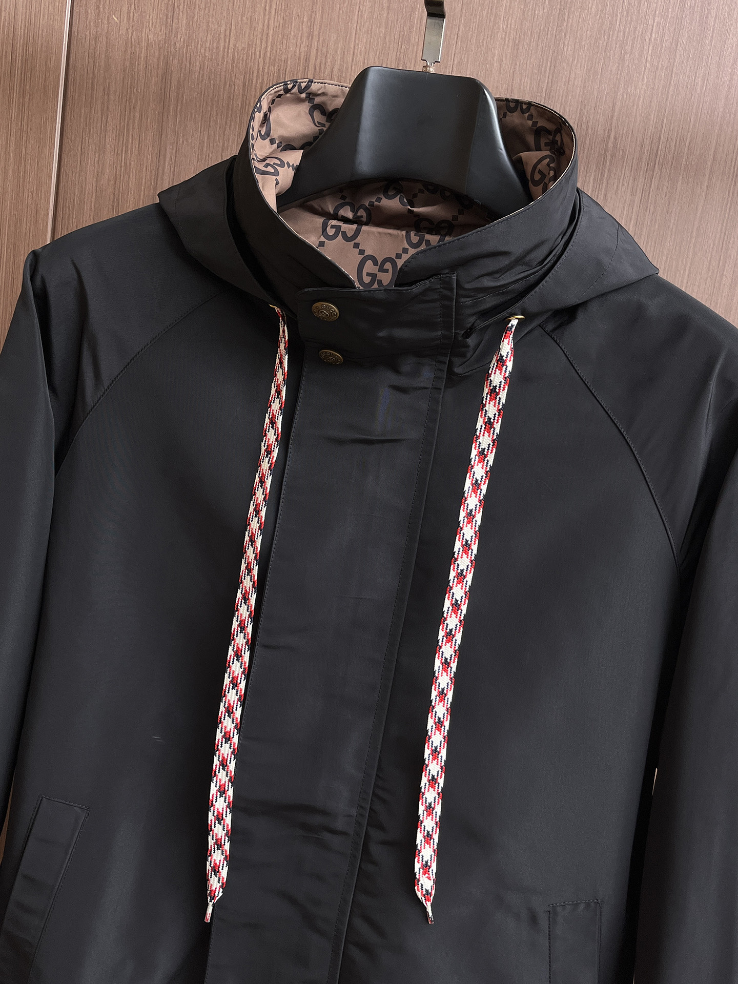 古驰 2025 秋冬 新款爆款专柜新款休闲时尚夹克 超前卫设计风格 细腻舒适 穿着非常轻便不易起皱。多重