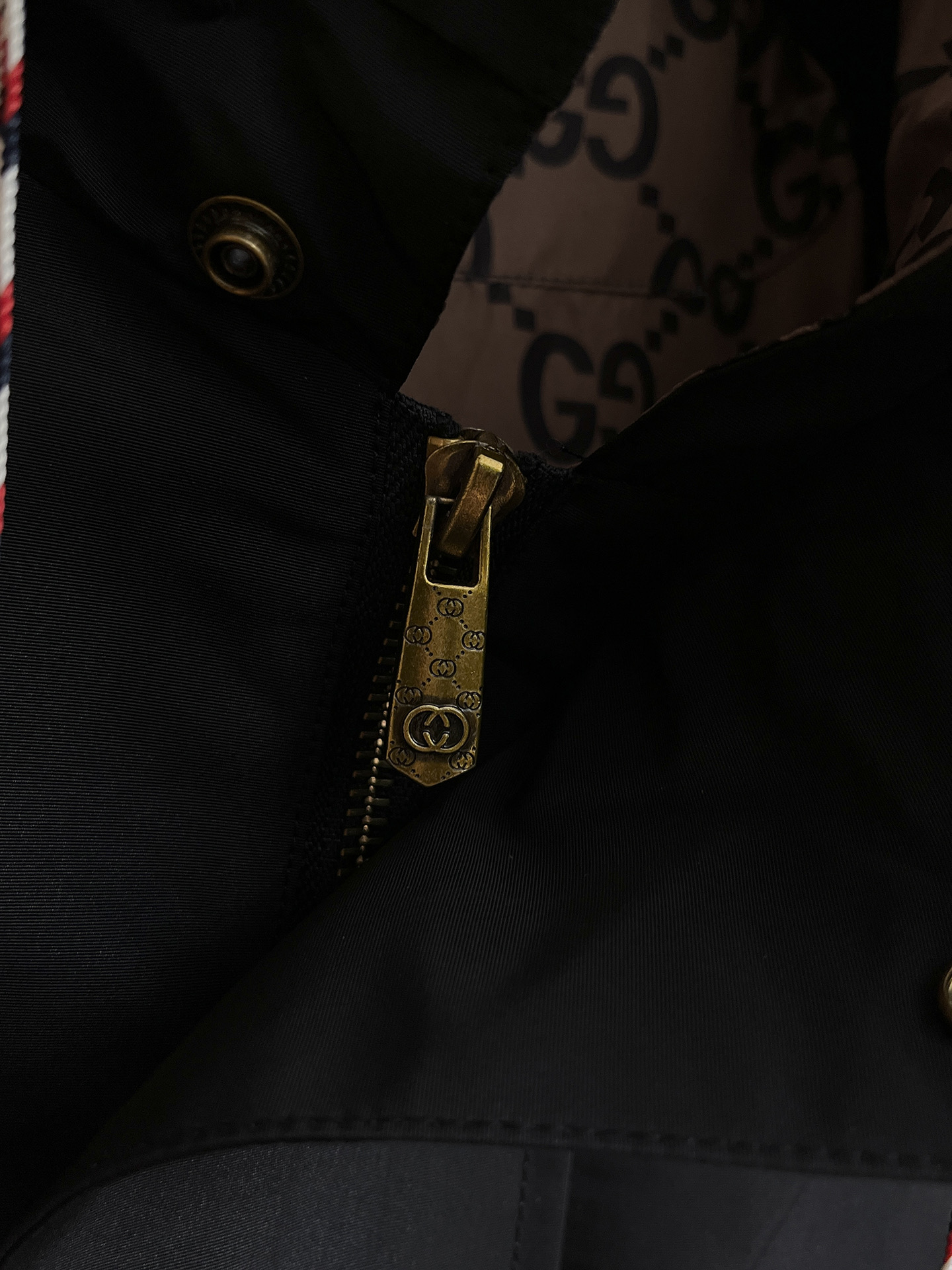 古驰 2025 秋冬 新款爆款专柜新款休闲时尚夹克 超前卫设计风格 细腻舒适 穿着非常轻便不易起皱。多重