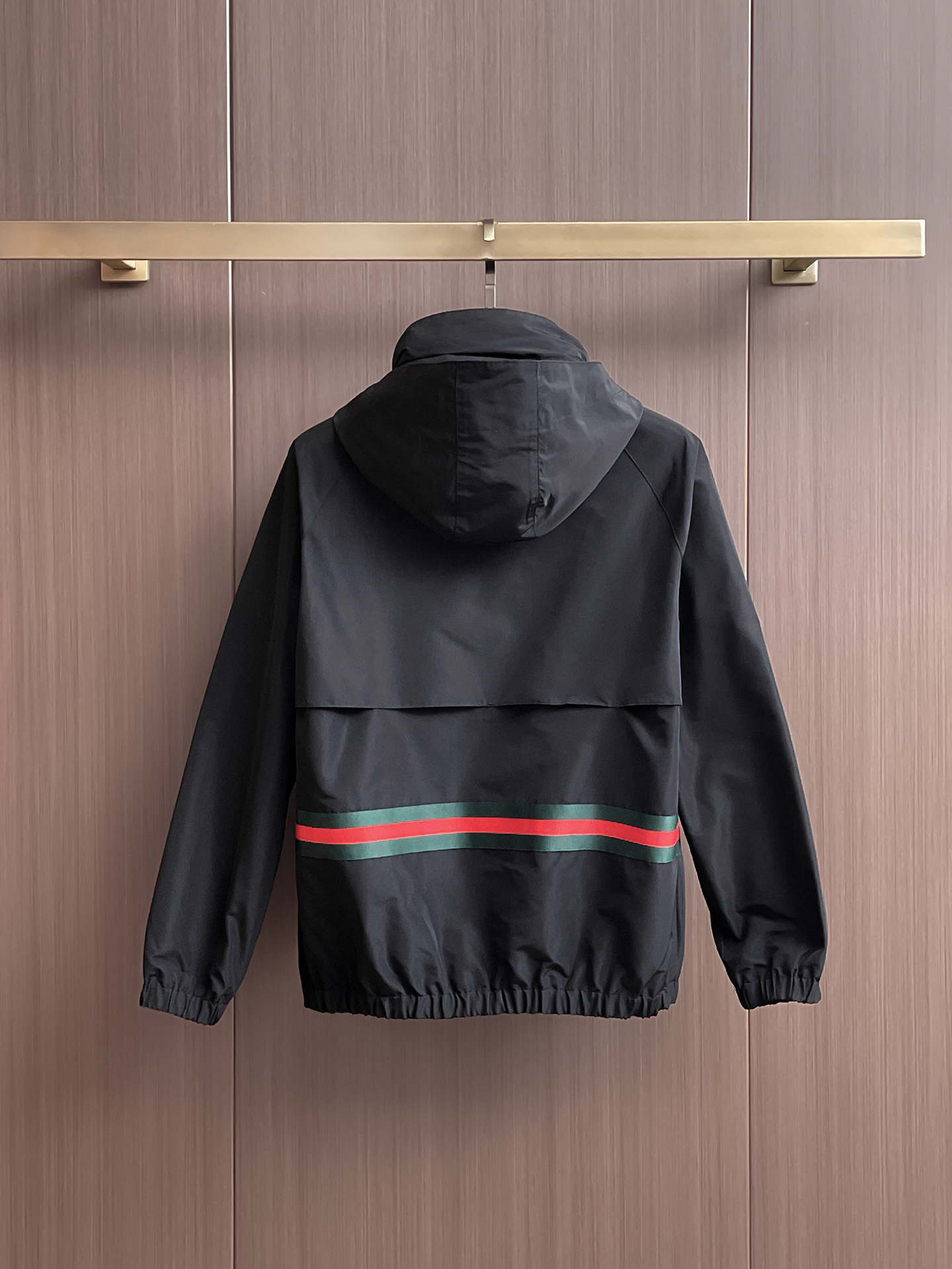 古驰 2025 秋冬 新款爆款专柜新款休闲时尚夹克 超前卫设计风格 细腻舒适 穿着非常轻便不易起皱。多重