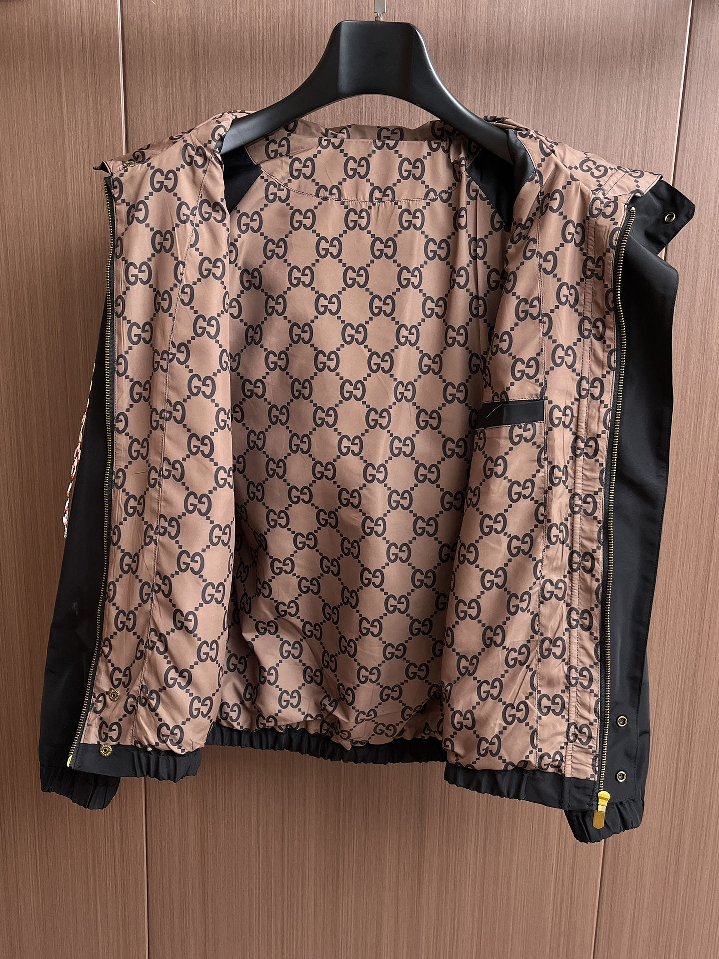 古驰 2025 秋冬 新款爆款专柜新款休闲时尚夹克 超前卫设计风格 细腻舒适 穿着非常轻便不易起皱。多重