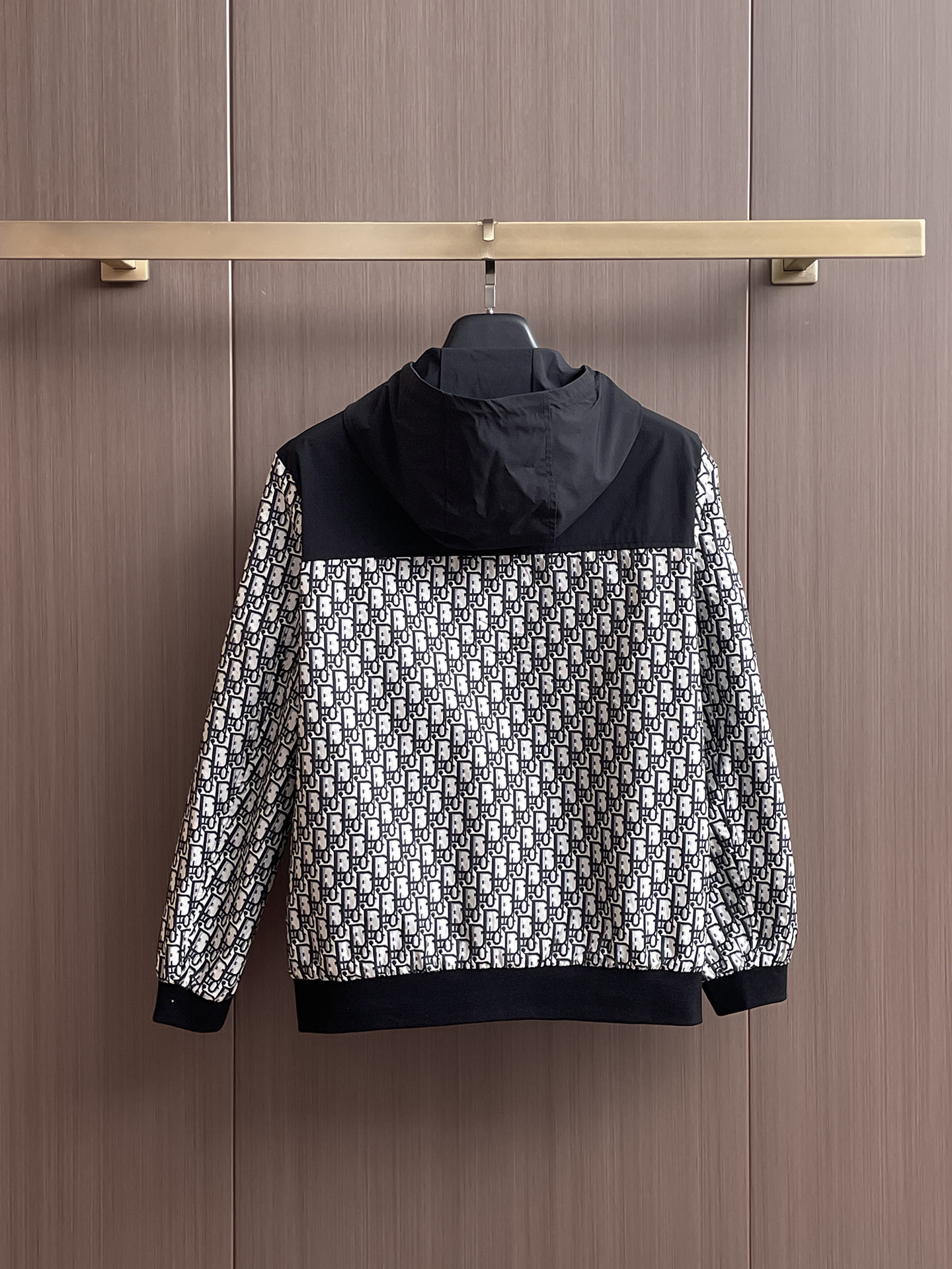 迪奥 2025 秋冬 新款爆款专柜新款休闲时尚夹克 超前卫设计风格 细腻舒适 穿着非常轻便不易起皱。多重