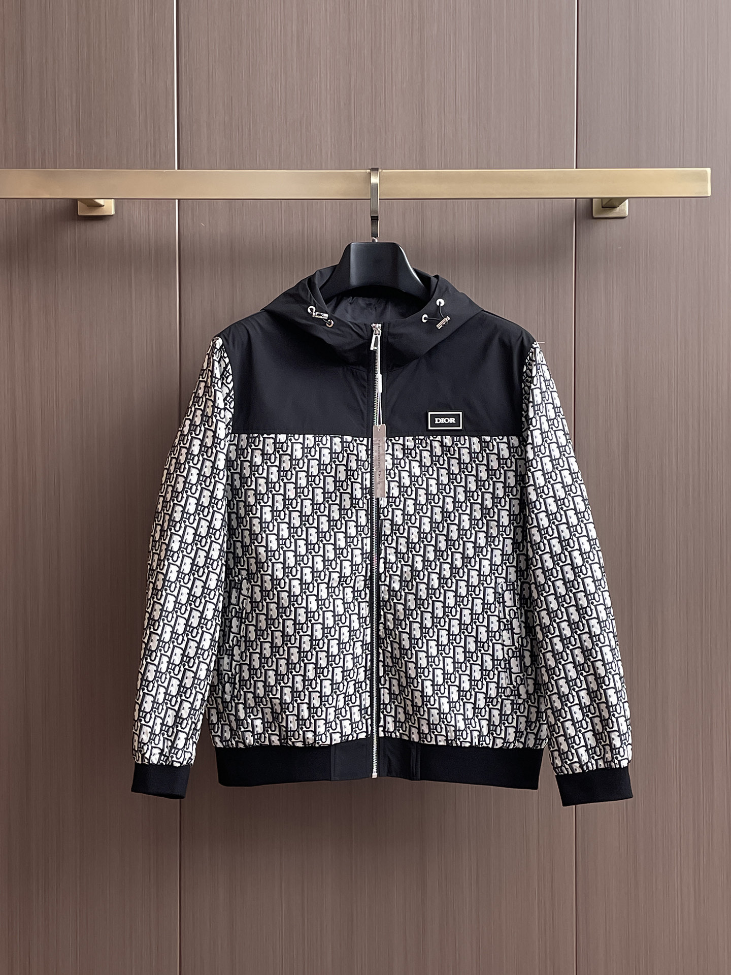 迪奥 2025 秋冬 新款爆款专柜新款休闲时尚夹克 超前卫设计风格 细腻舒适 穿着非常轻便不易起皱。多重