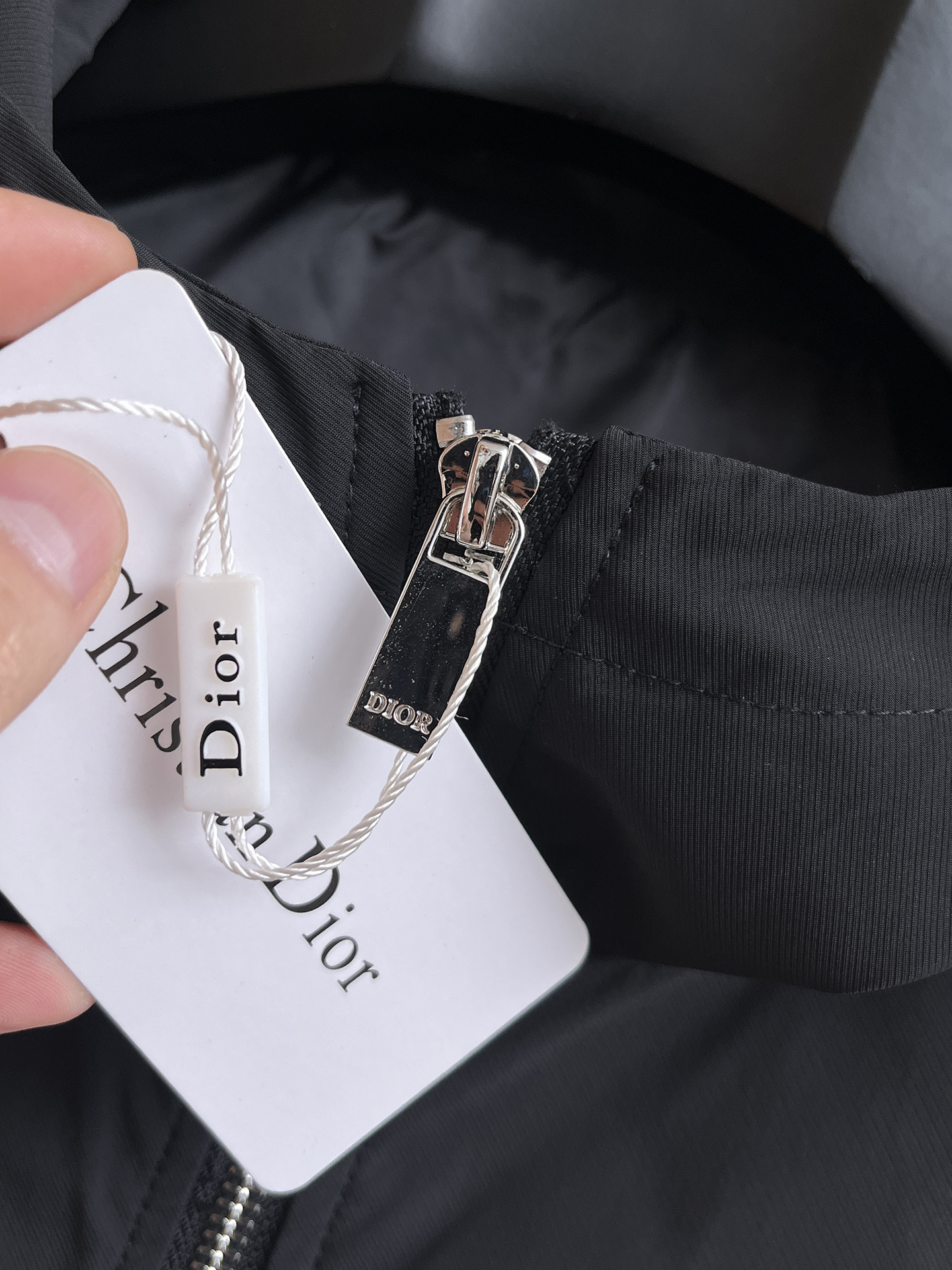 迪奥 2025 秋冬 新款爆款专柜新款休闲时尚夹克 超前卫设计风格 细腻舒适 穿着非常轻便不易起皱。多重