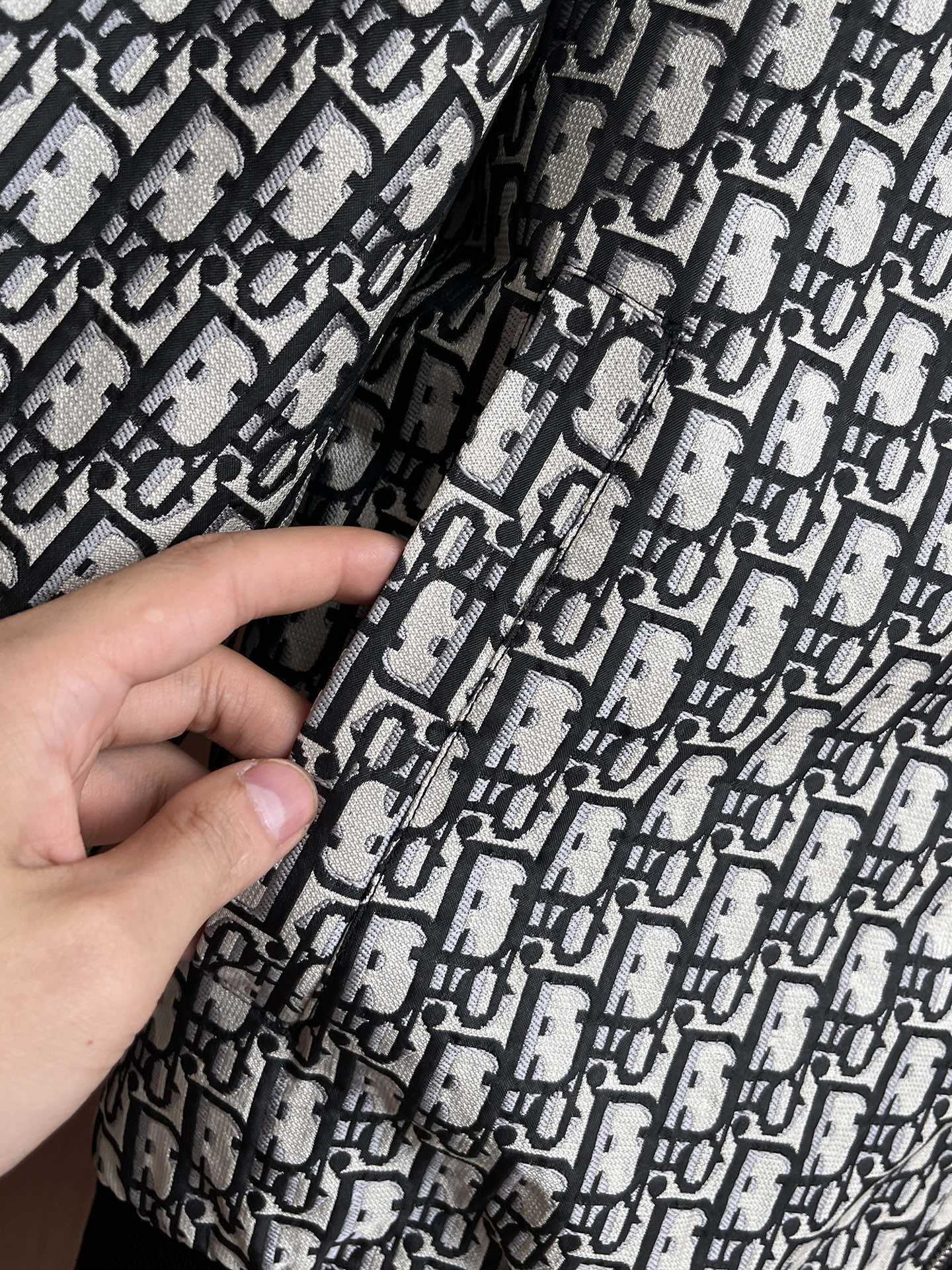 迪奥 2025 秋冬 新款爆款专柜新款休闲时尚夹克 超前卫设计风格 细腻舒适 穿着非常轻便不易起皱。多重