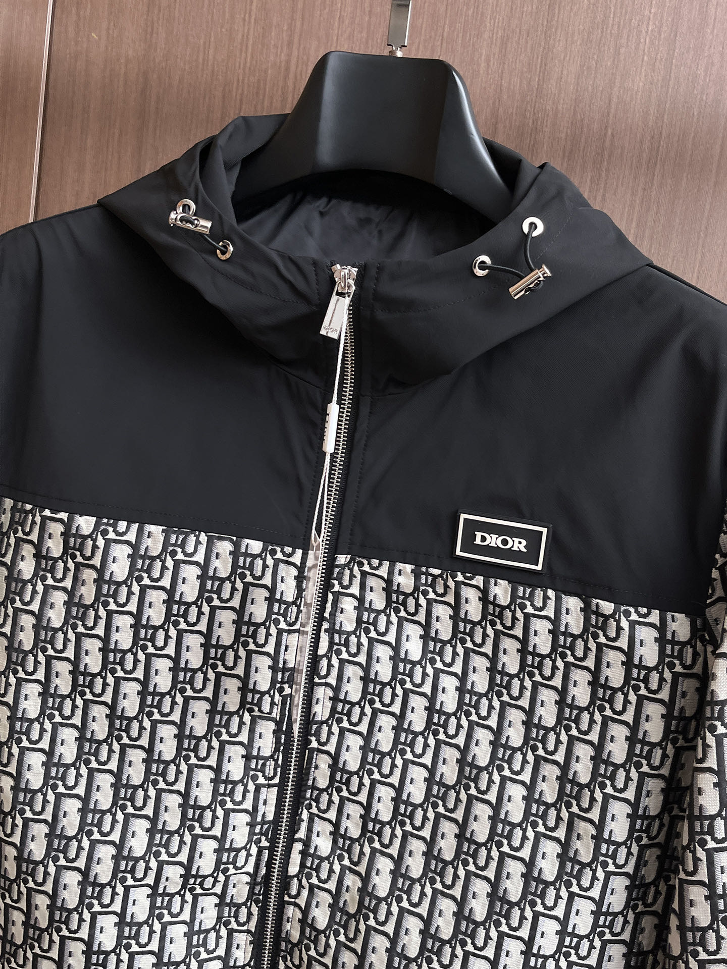 迪奥 2025 秋冬 新款爆款专柜新款休闲时尚夹克 超前卫设计风格 细腻舒适 穿着非常轻便不易起皱。多重