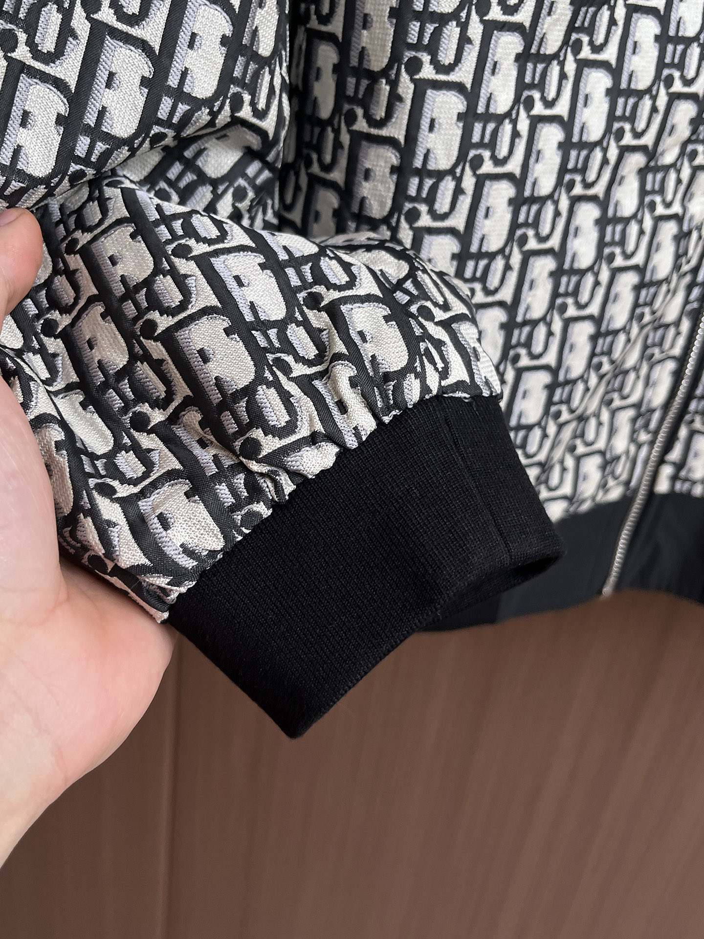 迪奥 2025 秋冬 新款爆款专柜新款休闲时尚夹克 超前卫设计风格 细腻舒适 穿着非常轻便不易起皱。多重