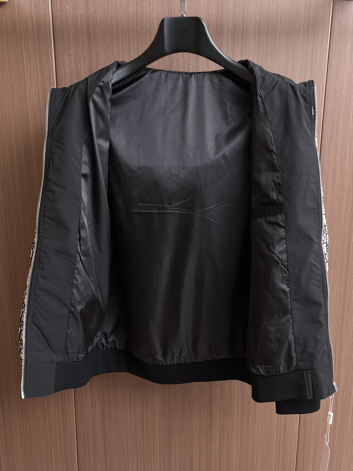 迪奥 2025 秋冬 新款爆款专柜新款休闲时尚夹克 超前卫设计风格 细腻舒适 穿着非常轻便不易起皱。多重