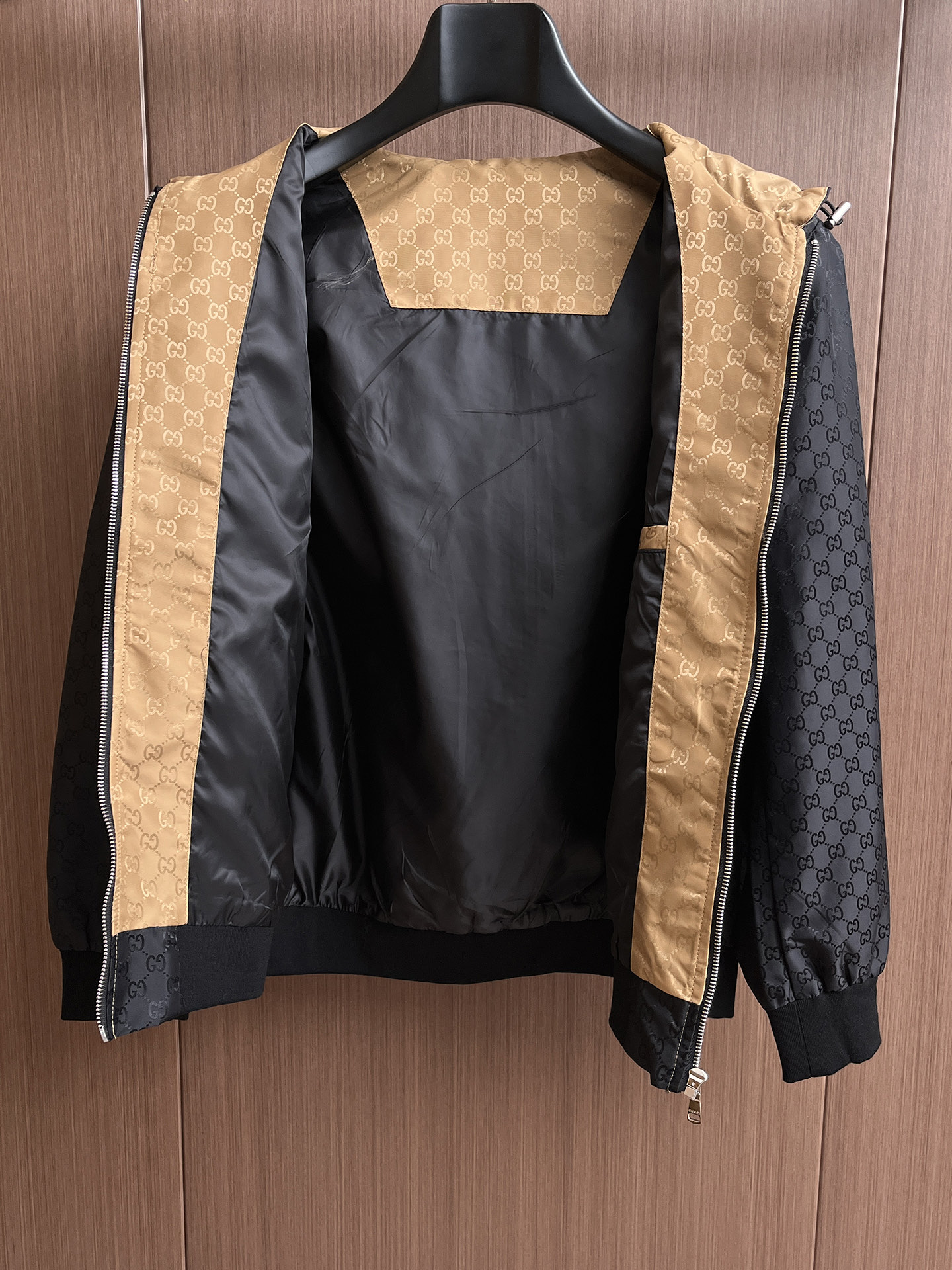 古驰 2025 秋冬 新款爆款专柜新款休闲时尚夹克 超前卫设计风格 细腻舒适 穿着非常轻便不易起皱。多重