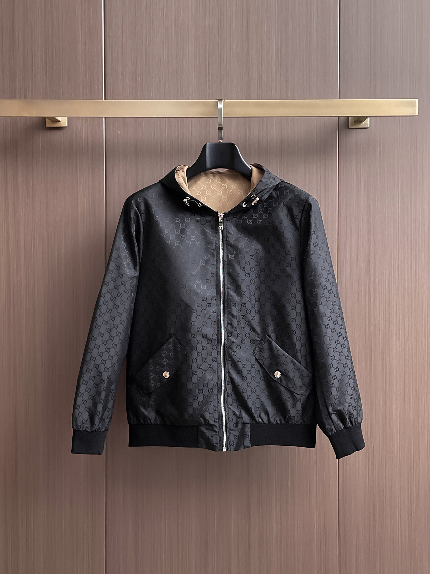 古驰 2025 秋冬 新款爆款专柜新款休闲时尚夹克 超前卫设计风格 细腻舒适 穿着非常轻便不易起皱。多重